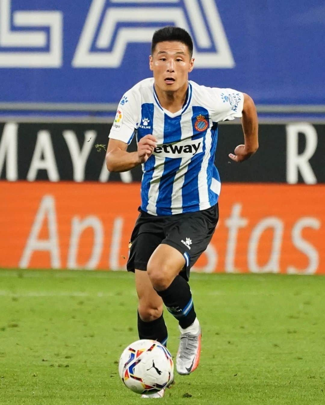 LFPさんのインスタグラム写真 - (LFPInstagram)「🇨🇳⚽️💙 From China to @rcdespanyol's fans HEART!  🎉🎂🥳 Happy birthday, @wulei_wl7!  🇨🇳⚽️💙 ¡Llegó de China para ganarse a la afición del #Espanyol!  🎉🎂🥳 ¡Feliz cumpleaños, #WuLei!  #LaLiga #Football #HBD #YouHaveToLiveIt #HayQueVivirla」11月19日 19時26分 - laliga