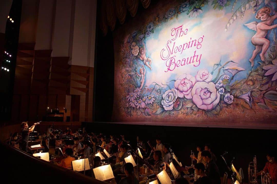 牧阿佐美バレヱ団さんのインスタグラム写真 - (牧阿佐美バレヱ団Instagram)「Behind the scenes The Sleeping Beauty 2/10/2020 (dress rehearsal)  by Photographer Akihiko Yokoi @akihiko_yokoi  写真は「眠れる森の美女」ゲネプロより。  全写真はダンサーズブログに掲載しています。 （ @asamimakiballettokyo ）プロフィール欄にあるURLから、ダンサーズブログをご覧ください。  "Sleeping Beauty", one of the three major ballets composed by Tchaikovsky. At the "Sleeping Beauty" performed by the Maki Asami Ballet Company, attention will be focused on 200 gorgeous costumes and magnificent stage sets. The magnificent court story that unfolds on the stage will recreate the world of stories that everyone was familiar with when they were young.  * * * * * #眠れる森の美女 #sleepingbeauty #文京シビックホール  #牧阿佐美バレヱ団 #牧阿佐美バレエ団 #AsamiMakiBallet #ballet #balletdancer #バレエ #クラシックバレエ #dancer #dancerphotography #dancephoto #balletphotography #instagramfordancers #balletlife #worldwideballet」11月19日 19時38分 - asamimakiballettokyo