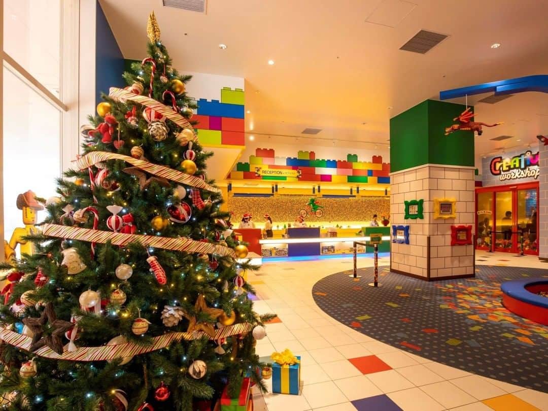 Relux | リラックスさんのインスタグラム写真 - (Relux | リラックスInstagram)「【子どもが主役！楽しい仕掛けが満載】  クリスマスに泊まりたいホテルをご紹介します🌲  家族でクリスマスに訪れたい、遊びの世界が広がるホテル！ テーマパークに隣接しており、ワクワクの世界がホテルでも楽しめます。  館内の至る所に、子どもが楽しめる仕掛けがたくさん。 すべてのお部屋にトレジャーボックス付きの子ども部屋があります🧸  レゴ・ブロックの世界を表現したお部屋で、夢のような1日をお過ごしください！    ------------------------------------------------ 📍レゴランド(R)・ジャパン・ホテル / 愛知県 ------------------------------------------------  気になる宿の詳細は、Relux公式HPまたは、便利なReluxアプリからご確認ください🔎   #愛知県 #レゴランド #レゴランドジャパン #愛知旅行 #愛知観光 #クリスマスプレゼント #レゴランドホテル #レゴランド名古屋  #国内旅行 #週末旅 #週末旅行 #大人の休日 #記念日旅行 #誕生日旅行 #温泉旅行 #旅館 #温泉旅館 #ホテル #ラグジュアリーホテル #リゾート #リゾートホテル #旅スタグラム #旅行好きな人と繋がりたい #unknownjapan #japantravelphoto」11月19日 19時30分 - relux_jp