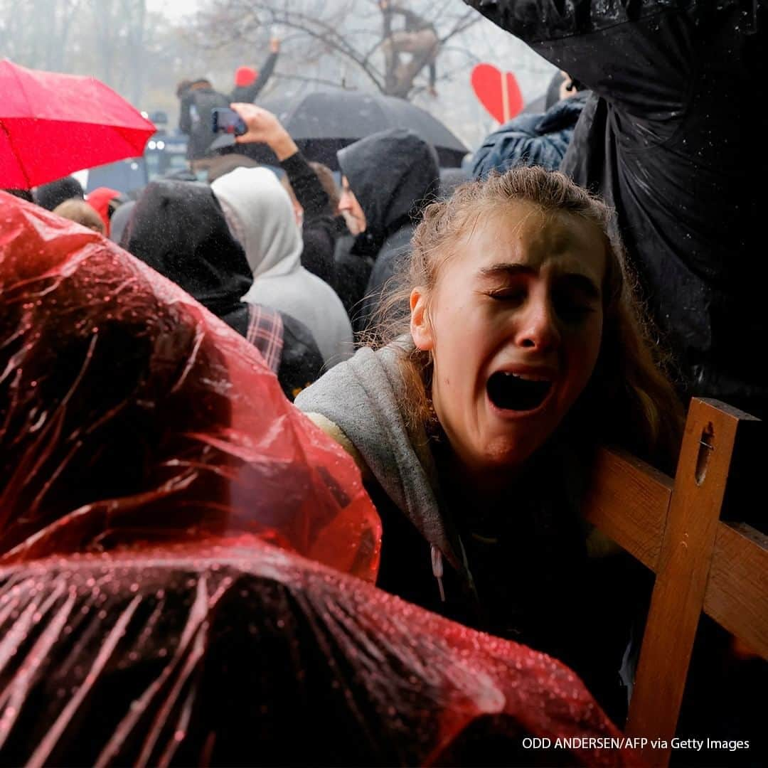 ABC Newsさんのインスタグラム写真 - (ABC NewsInstagram)「A young woman with a crucifix cries as police use a water cannon to disperse protesters demonstrating against measures imposed by the German government to limit the spread of the novel coronavirus, on November 18, 2020 close to the Reichstag building housing the Bundestag in Berlin. #germany #coronavirus」11月19日 19時30分 - abcnews