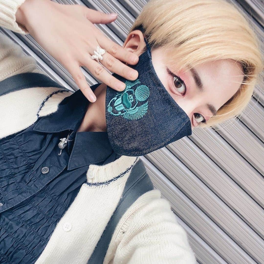 篠原かをりのインスタグラム：「頑張りたい日は応援してくださる方々にいただいたアクセサリーで武装する 応援されるに足る人を目指すために進むので  #スカラベ #ハナアブ #ネズミ」