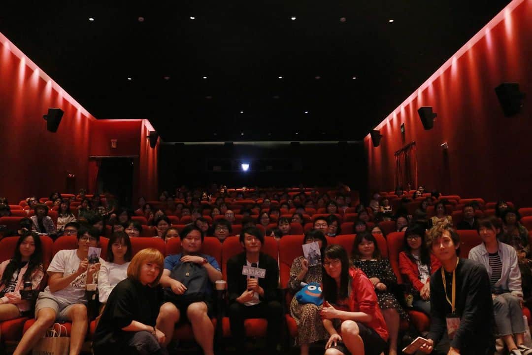 藤井道人さんのインスタグラム写真 - (藤井道人Instagram)「『ヤクザと家族 The Family』 本日、台北金馬映画祭にて上映が終了したそうです。台湾の観客の皆さまから沢山の感想をいただき、嬉しく読んでおります。 台湾公開が決まったら、映画のチームで行きたいな。  台湾にいる仲間たちに早く会いたいです。 早く、この煩わしい日常が終りますように。  写真は、去年の『新聞記者』での公開キャンペーンにて。 #ヤクザと家族 #台北金馬映画祭  #新聞記者」11月19日 19時33分 - michihito_fujii
