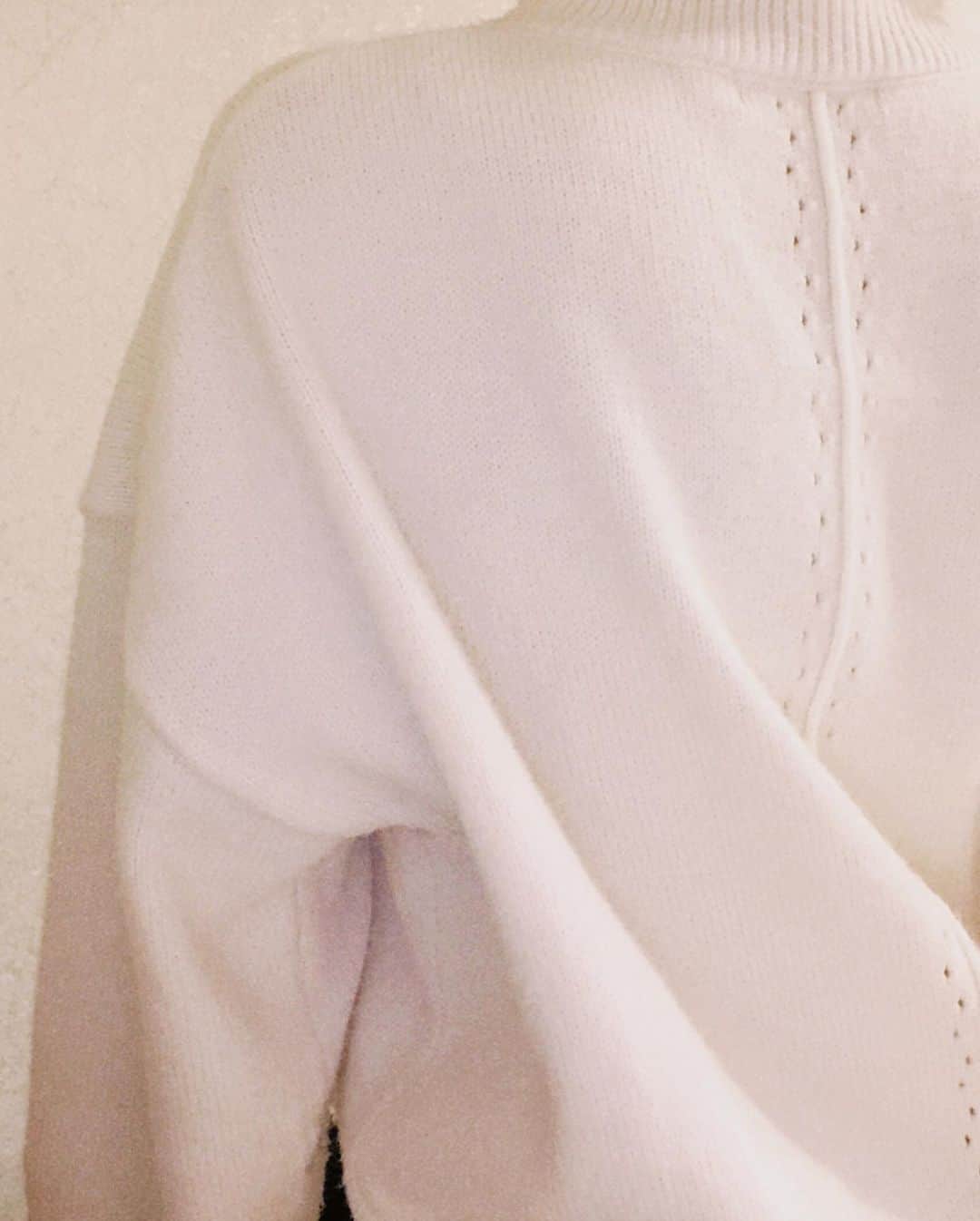 杉枝真結さんのインスタグラム写真 - (杉枝真結Instagram)「☺︎ 現場の行き帰りは ← とにかく 暖かさと… 楽さと… ゆるっとでも可愛いと… 嬉しいですね🥰 そんなファッションを載せちゃう。 - #fifth #fifthtl @fifth_store 👗 #バックスリットタートルニット #ソフトタッチフリンジストール #EditSheen #BAG @editsheen_store 👜 #フロントポケットバイカラースクエアバッグ - #フィフス #カジュアル #ニット #エディットシーン #バッグ #高身長コーデ #冬コーデ」11月19日 19時46分 - mayusugieda_official