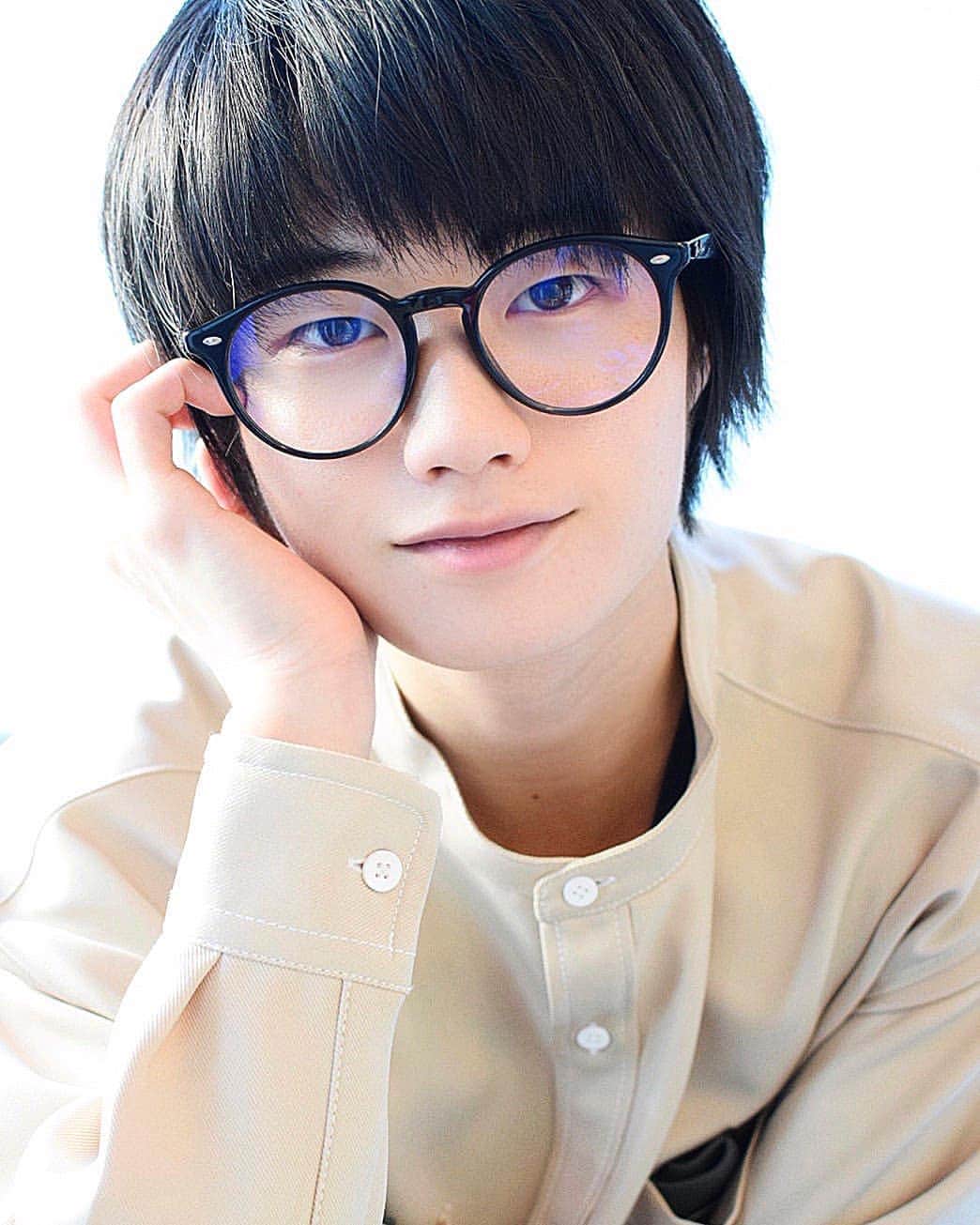 外山将平のインスタグラム：「今日はなんだか暑かったですね😖 コートなしでも過ごせました🍁 アップの写真すみません🙏  photo by:key #photooftheday#camera#portrait#model#外山将平#役者#俳優#今日の外山#ootd#Nikon#肌#美肌#一重 #写真#撮影#カメラ#ポートレート#ファインダー越しの私の世界#カメラ好きな人と繋がりたい#筋トレ#作品撮り#黒髪#メガネ男子#冬#winter#fashion#followｍe」