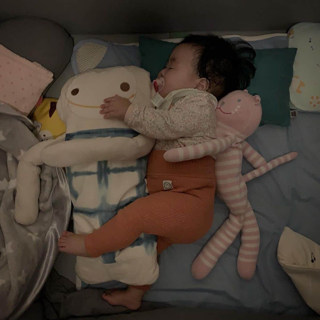 イ・ユンジのインスタグラム：「잘자 친구들🌙#소울217일#저녁잠이밤잠이자?#오늘은좀일찍껴안은애들」