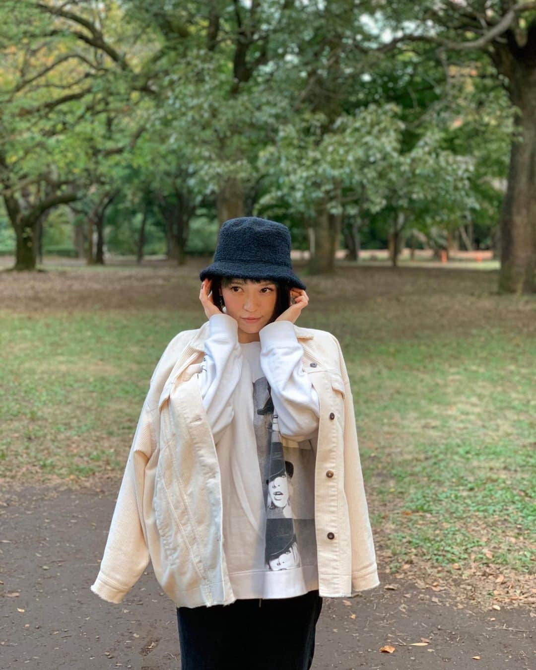 Soweluのインスタグラム：「公表するか数ヶ月悩んだけど 今日は正直に書くね。  パニック障害とわかってから約3ヵ月経ち、病院からもらった薬を飲み続け、パニック障害を乗り越えた友人からはとにかく無理をしない事が大切だと アドバイスをもらい 家族や友人にもこの病気の事を理解してもらって本当にたくさん支えてもらってきました。  今年はコロナになってしまい たくさんの苦しい状況の中 悲しいニュースばかりで本当に落ち込む事も多かったし、 実家に4ヵ月間戻っておばあちゃんの介護をしていたんですけど、思うようにいかない介護の大変さにも苦しみ、 気付いたら呼吸する事が苦しくなっていって。突然なるんだけど、胸の上に重い石を乗せられているようなそんなとてつもない苦しさで…  内科や、呼吸器科内科で全部検査してもらったけどどこも異常なくて。  精神的にも前の自分のように前向きに考えれなくなってしまって 経済的な不安や、 一生このまま結婚出来ず生涯独りになってしまうんじゃないかってそんなとてつもない不安に心が折れてしまって。  気づいたら希望を全く持てなくなったし、歌う事も怖くて出来なくなって 色々考え過ぎてしまう自分に本当疲れちゃって自分を責めるばかりの日々になっていきました。  このままじゃマジで自分がヤバいと感じ、 友人に電話で相談したら それはパニック障害だと思うよと言われ精神科へ行く事を決意し行ったら パニック障害だと診断され 逆に私は心の病気なんだとわかって少し楽になって薬も少しづつ効いてきてちょっとづつ良くなっていって。  とにかく自分をまず愛せる自分にならなきゃなって気付かされ 自分を大切にするように心がけていきました。  私は最近公園や海へなるべく行くようにしていて、とにかく自分の心を癒す時間を作るようにしてます。 自然の緑や、海、青空に包まれると とても呼吸がしやすいし本当に心がやすらぐんだ。 自然の持つ力は本当に偉大だと痛感させられてます。  きっとこれを読んでくれているみんなの中にも同じような苦しみに悩まされている人たくさんいるんじゃないかなって思って この数ヶ月すっごく悩んだんだけど、 今回パニック障害になった事をあえて公表する事を決めました。 少しでも誰かにとって、自分だけじゃないんだって思ったてもらえたらいいなと思ったから。  今は正直先が見えないけど なんとか這い上がりたい  このパニック障害を必ず乗り越えたい  こんな赤裸々な事言うの初めてだからなんかちょっと怖いけど ここからまた 自分の何かが変わると信じます。  最後まで読んでくれてありがとう　  そして、読んでくれたあなたの力に少しでもなれてますように ・ ・ ・ #panicattack  #mentalhealth  #loveyourselffirst  #justbeyou」