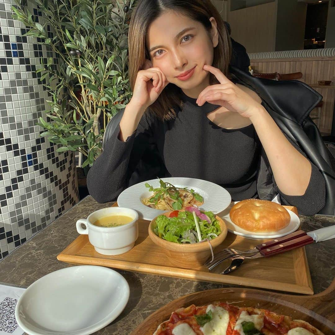 ERIのインスタグラム：「大好物に囲まれた日🍝🍕﻿ ﻿ 明日から年末まで駆け抜けるように﻿ パーティーが続くので、自分磨きも﻿ 忘れずに頑張っていきますっ🥳﻿ ﻿ ﻿ まずは明日11/20 @clubjoule_official にてscherzo出演です👌﻿ マスク等の感染対策を忘れずに、﻿ 思いっきり楽しみましょうっ🧚‍♂️﻿ ﻿ ﻿ Club JOULEのレギュラーイベント『scherzo』﻿ 今回は"STUDIO APARTMENT”としてて300曲以上の楽曲を世界各国の主要レーベルからリリースし﻿ 日本を代表するハウスミュージックプロデューサー/DJ『MASANORI MORITA』が出演！﻿ そして、instrumentもプロデュースする『YUCCA」のBIRTHDAY BASHも開催！﻿ 音楽はもちろんファッションにも通じるscherzoメンバーで作りあげるアンダーグラウンドな世界観を体感してください。﻿ ﻿ ・﻿ 『scherzo feat.instrument』﻿ Date: 2020.11.20.Fri﻿ Venue: Club Joule (Osaka)﻿ Open: 22:00 - 5:00﻿ Door: ¥2,500-﻿ BEFOR23pm ￥1,500-﻿ Under23 ￥1,000-  #ギャルコン2021」