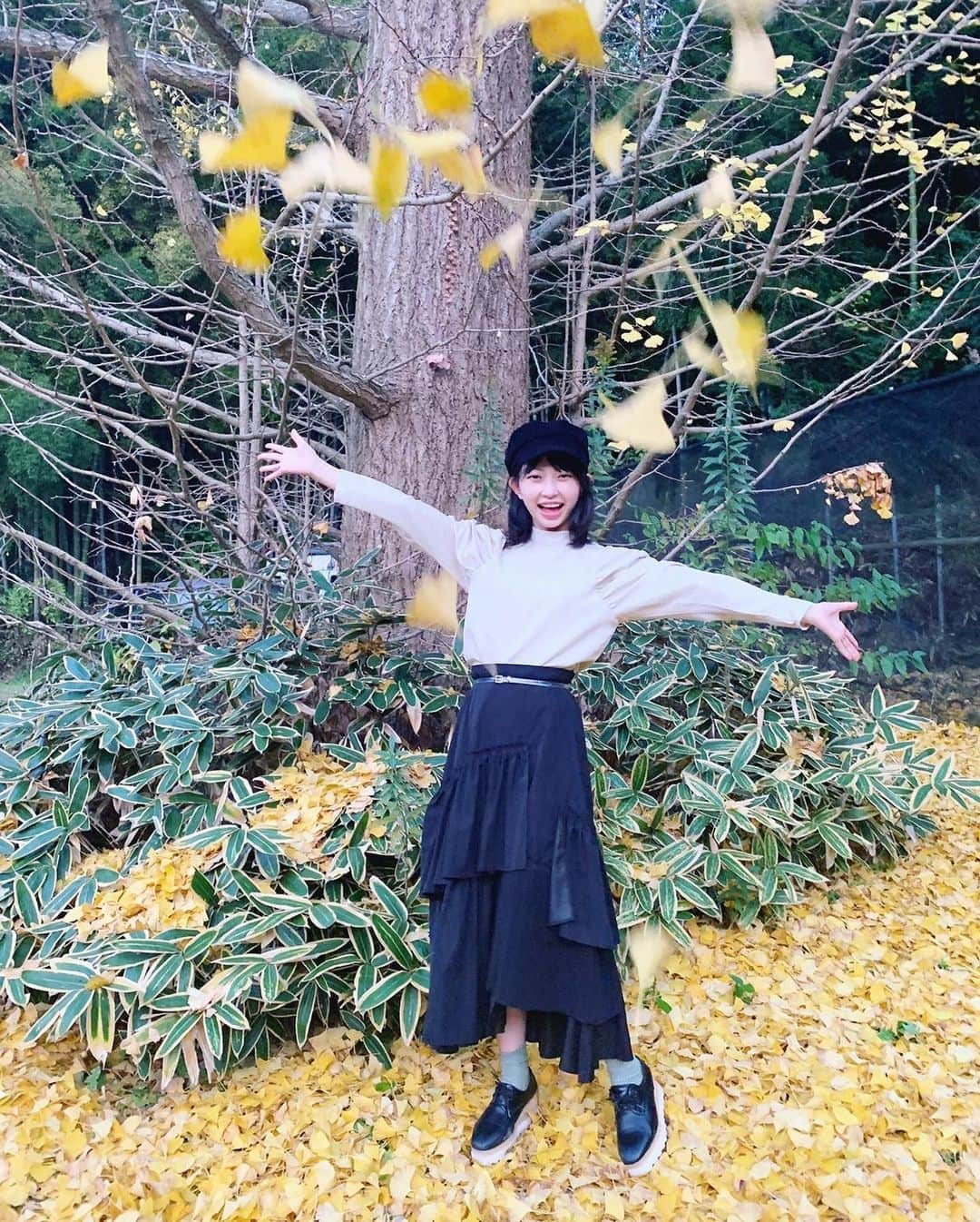 辻野かなみさんのインスタグラム写真 - (辻野かなみInstagram)「❤︎﻿ ﻿ 今日は、とある所で撮影でした✨﻿ ﻿ イチョウの葉がたくさん落ちてて秋を感じたよ😊﻿ ﻿ 温かくて過ごしやすい一日だったな☀﻿ ﻿ ﻿ 4枚目は、誰の足でしょ〜😆﻿ 正解は、5枚目！﻿ ﻿ 2人が写真撮ってくれたよ💓﻿ ﻿ ﻿ #超ときめき宣伝部 #とき宣 ﻿ #instagood #instalike #followme﻿ ﻿」11月19日 19時43分 - kanami_tsujino_official