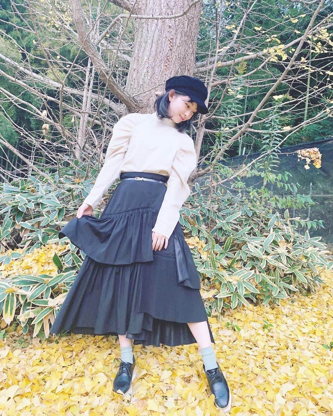 辻野かなみのインスタグラム：「❤︎﻿ ﻿ 今日は、とある所で撮影でした✨﻿ ﻿ イチョウの葉がたくさん落ちてて秋を感じたよ😊﻿ ﻿ 温かくて過ごしやすい一日だったな☀﻿ ﻿ ﻿ 4枚目は、誰の足でしょ〜😆﻿ 正解は、5枚目！﻿ ﻿ 2人が写真撮ってくれたよ💓﻿ ﻿ ﻿ #超ときめき宣伝部 #とき宣 ﻿ #instagood #instalike #followme﻿ ﻿」