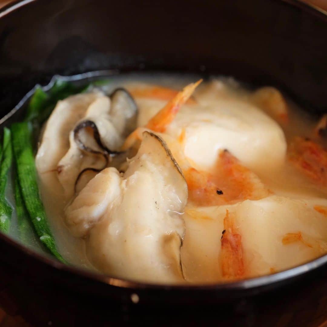 のインスタグラム：「体からほんわか温まる。牡蠣と豆腐と韮と桜海老と、あと一つ、スーパーフードが入ります。 noteに書きました！ プロフィールのURLからどうぞ！」