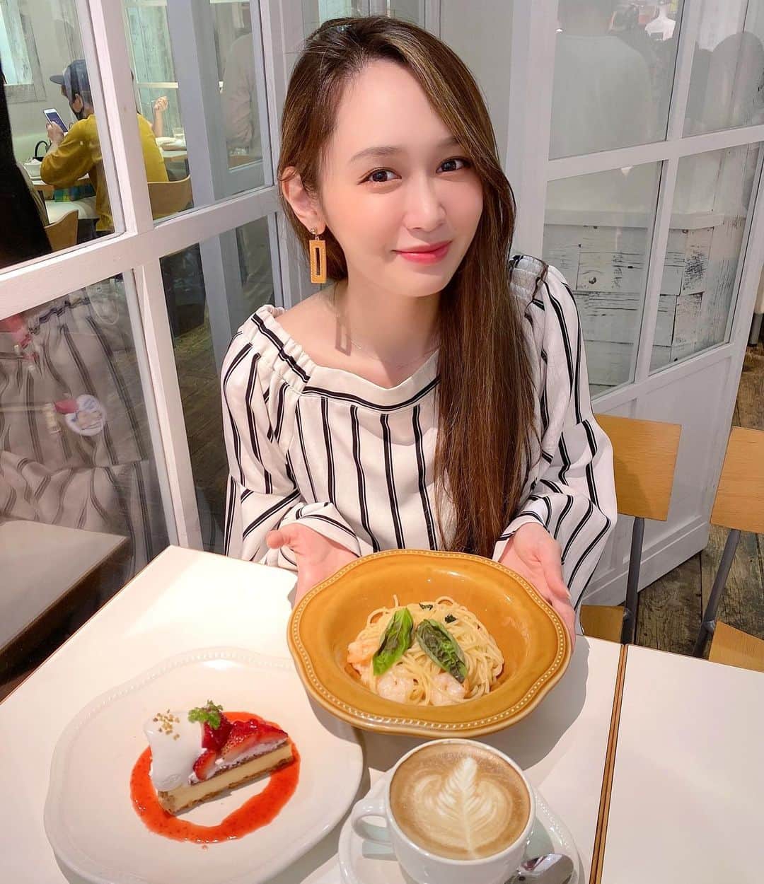 伊藤千凪海のインスタグラム：「今夜もこのあと21時から﻿ 17LIVEのクイズ番組「17Q」﻿ ナビゲーターを担当します✨﻿ ﻿ アプリをダウンロードして﻿ ぜひクイズに挑戦してみてねー😘﻿ コメントも待ってます✌🏻﻿ ﻿ #17live #イチナナ #17Q」