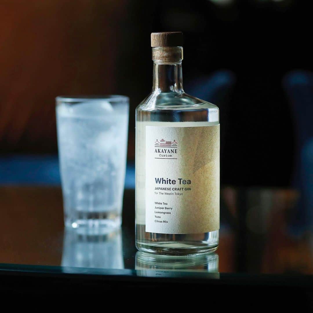 THE WESTIN TOKYO | ウェスティンホテル東京さんのインスタグラム写真 - (THE WESTIN TOKYO | ウェスティンホテル東京Instagram)「【Westin Tokyo Craft Gin 誕生】 ウェスティンホテル東京初のオリジナルジンは、世界中のウェスティンホテルでゲストをお迎えする「ホワイトティー」の香りをイメージ ✨ 鹿児島の本格焼酎造りの老舗『佐多宗二商店』の芋焼酎をベースとした柔らかな口当たりとホワイトティーの華やかなフローラル、ボタニカルに加えた柚子や金柑の爽やかな柑橘系の香りをお楽しみください。 詳細はプロフィールのリンクより🔗  Revive with The Westin Tokyo Craft Gin, the first original artisanal spirit from us✨  Exuding a reinvigorating white tea aroma that reflects Westin's well-being concept, this premium Japanese craft gin is exclusively produced by "Sata Souji Shoten", a long-established shochu distillery in Kagoshima. Featuring a mellow yet fragrant shochu base spirit, the craft gin is infused with a bespoke blend of botanicals that guarantees to brings your palate to life.  More details via our bio link🔗  #ウェスティンホテル東京 #ウェスティン東京 #ホテル #東京 #ジン #クラフトジン #ウェスティン東京オリジナルジン #佐多宗二商店 #バー #焼酎 #芋焼酎 #赤屋根 #赤屋根ジン #ホワイトティー #WestinTokyo #spirit #shochu #gin #westin #hotel #tokyo #bar #Japanesegin #originalgin #raregin  #CraftGin #WestinTokyoCraftGin #whitetea #ayakane #akayanegin」11月19日 19時46分 - westintokyo