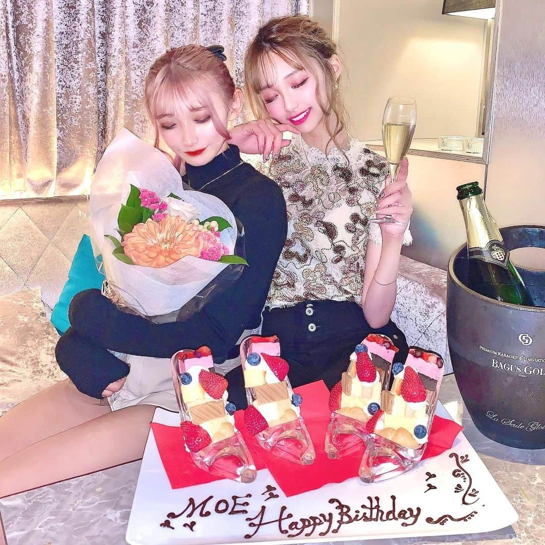 あやちゃんさんのインスタグラム写真 - (あやちゃんInstagram)「Happybirthday♡Moe まりかとあきちゃんでお祝いしたよー🎂 私が行くことは秘密にしてサプライズゲストでおどかしたっ🤣✌️ 12時ぴったりはエレベーターの中だったあ😂😂 お店もお花も喜んでくれて良かったん🥰 シンデレラプレートかわいい👠💕 #happybirthday #birthdayparty #バースデープレート #バースデーサプライズ #バースデーケーキ #bagusgolka #女子会 #女子会コーデ #birthdayflower  #バースデーフォト  #銀座ディナー #銀座 #銀座グルメ」11月19日 19時49分 - aya.you.love.r