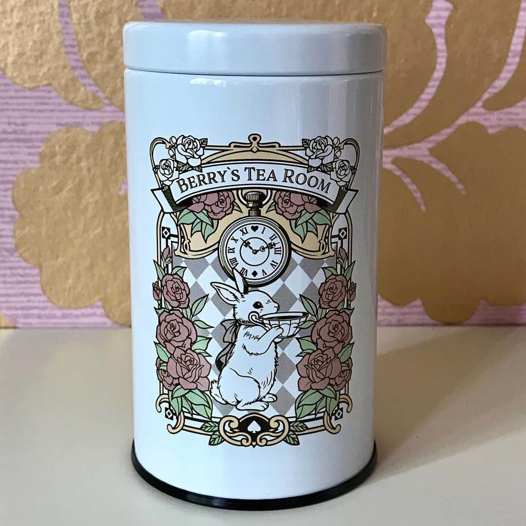 手紙社さんのインスタグラム写真 - (手紙社Instagram)「【本とコーヒーのデッキマルシェ】﻿ 11/21(土)22(日)に開催するデッキマルシェにやってくるのは！？﻿ ﻿ ■Berry’s Tea Room﻿ 茶園別の旬の紅茶を中心に常時20種類ほどの紅茶を取り揃えているお店。遠方から通う方も多いという、ここでしか味わえないお味を、ぜひご賞味ください。ラベンダーショートブレッドやオートミールクッキーもやってきます！﻿ ﻿ 【本とコーヒーのデッキマルシェ】﻿ 日程：2020年11月21日(土)22日(日)11:30-18:00﻿ 場所 : 本とコーヒー tegamisha﻿ 東京都調布市1-17−5　1階﻿ ﻿ ▶︎詳しくは「@tegamisha」プロフィールより公式サイトへ﻿ ﻿ #手紙舎#手紙社#マルシェ#berrystearoom#紅茶#チャイ#tea#ショートブレッド#クッキー#cookie#本とコーヒーのデッキマルシェ#本とコーヒーtegamisha﻿」11月19日 19時50分 - tegamisha