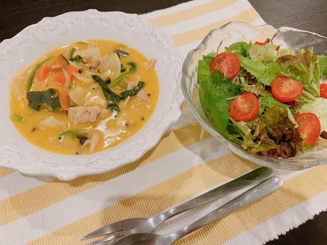 高原愛のインスタグラム：「最近ずっと食べたかった カボチャのクリームシチューとグリーンサラダ👩‍🍳👩‍🍳👩‍🍳 カボチャ、人参、ほうれん草、しめじ、鶏肉、玉ねぎ👌牛乳じゃなくて今日は豆乳で♪根菜が少し多めになったけど彩鮮やかにしてみました☺️💕 サラダはサニーレタスとベビーリーフ、プチトマト、ドレッシングは使わずに、エキストラバージンオリーブオイル、白ワインビネガー、塩胡椒👩‍🍳 白ワインビネガーに甘味があるのでシンプルだけど飽きずに食べれて美味しい❣️私のおすすめビネガーです🥰🥰🥰  ご馳走様でした😋😋😋」