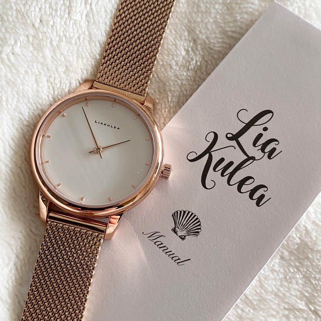 *eri*さんのインスタグラム写真 - (*eri*Instagram)「こんばんは｡･*･:♪﻿ ﻿ ﻿ 今日は暖かくて﻿ こたつには﻿ 入らないにゃん😸💦﻿ ﻿ ﻿ 以下PRです🙏﻿ ﻿ ﻿ 腕時計は『リアクレア』liakulea﻿ thank you🌺　@liakulea_japan﻿ ﻿ ﻿ 9月28日（月）発売の﻿ Liakulea 『Pumehana（プメハナ）』﻿ ﻿ 日々の生活に寄り添ってくれるような﻿ 温かみのある腕時計をテーマに﻿ 作られたそうです🍀﻿ シンプルなインデックスは﻿ どんなスタイルにも合う、﻿ 優しい印象のデザインになってます☺️💖﻿ ﻿ ﻿ 10％OFFクーポンコード﻿ 【eritekq43】﻿ 本日より1年間有効です💁‍♀️﻿ ﻿ ﻿ その他にも素敵な時計がたくさんあるので﻿ ぜひチェックしてみて下さいね🥰﻿ ﻿ ﻿ #PR﻿ #liakulea #リアクレア #腕時計 #ハワイ #夏 #星空 #夜空 #ペアウォッチ#時計 #腕時計倶楽部 #手元倶楽部﻿ #猫 #ねこ #スコティッシュフォールド #ネコ #ねこ部 #にゃんこ #スコティッシュ#ニャンコ#ペット#スコ#猫部#cat #Scottishfold」11月19日 19時53分 - eriten8