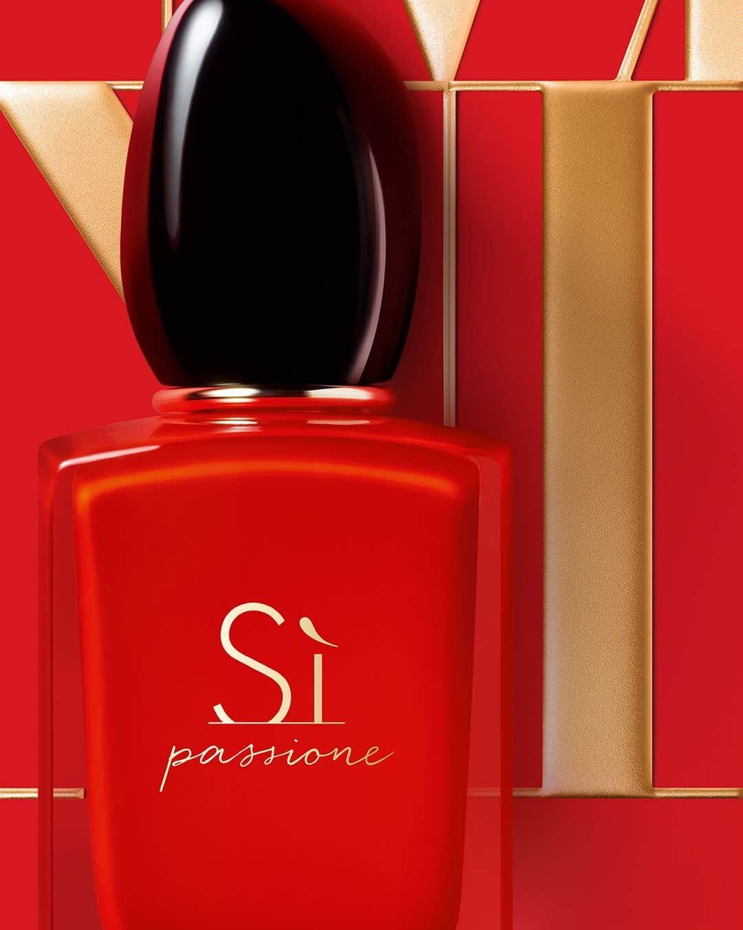 Armani Beautyさんのインスタグラム写真 - (Armani BeautyInstagram)「A gift to remember. Share your passion this holiday season with the floral, bold and sensual SÌ PASSIONE.   #Armanibeauty #SaySi #SaySiToPassion #fragrance #holidayseason」11月19日 20時03分 - armanibeauty
