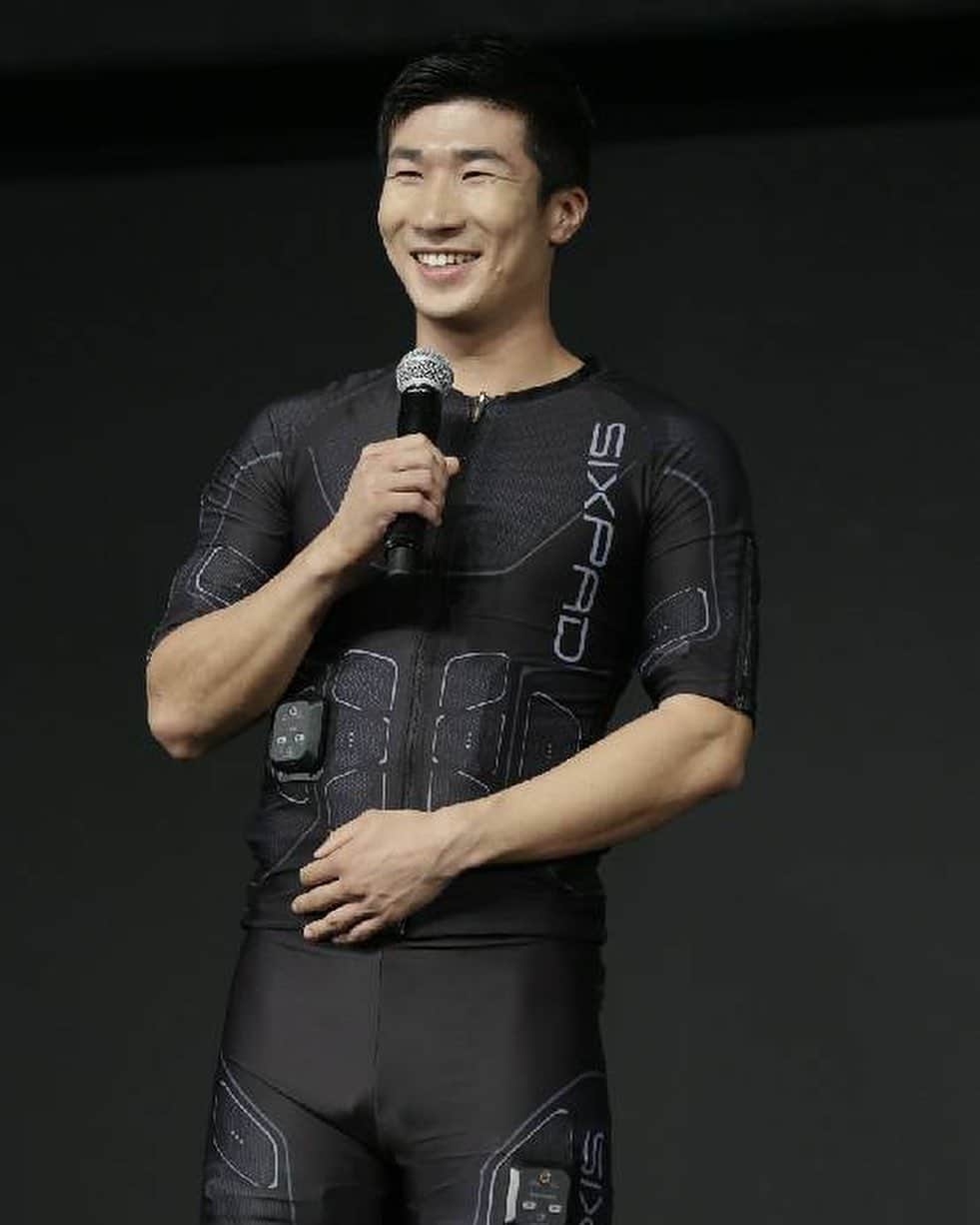 桐生祥秀のインスタグラム：「今日は、「SIXPAD HOME GYM」のイベントに参加してきました！  ボクシング世界チャンピオンの井上尚弥選手やモデルの菜々緒さんなど  豪華メンバーとご一緒させていただきました！来年に向けてEMSと  運動を組み合わせた「ハイブリッドトレーニング」と刺激・動き  ・音楽・映像・エールがシンクロした「SIXPAD WAVE」が魅力の「SIXPAD  HOME GYM」をトレーニングに取り入れて自己ベストの更新を目指します！  #ホームジム #sixpad_homegym #SIXPADHOMEGYM #シックスパッドホームジム#SIXPAD   #シックスパッド #バイク#家トレ #桐生祥秀 #オンラインジム #EMS   #LIVE配信 #自宅トレーニング #時短トレーニング #時短#トレーニング #筋トレ」