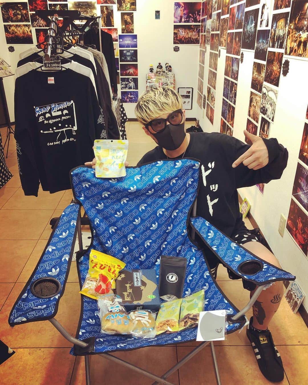 のインスタグラム：「【2年ぶりの広島サウシュー&STINGRAY初日終了!】ご来店ありがとうございました！明日も初めての会場ギャラリー718(広島市中区袋町7-18)にてコロナ感染防止対策して僕は一日中ずっと居ます！写真展後は22時から八丁堀JIMO CAFEでDJ！差し入れ有り難うございました！  #oneokrock #ワンオクロック #ストレイテナー #NCIS #androp #thebawdies #thepillows #fomare #FBY #lowiq01 #thebackhorn #9mmparabellumbullet  #hawaiian6  #ren #広島」