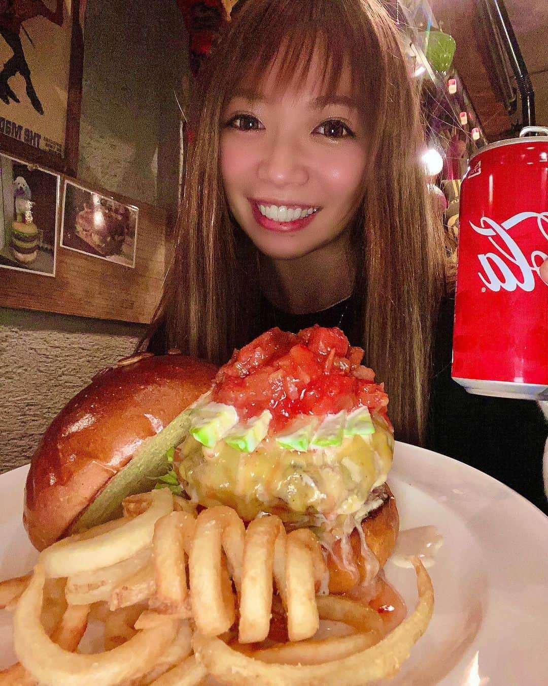 つっきさんのインスタグラム写真 - (つっきInstagram)「🍔🍟🍔🍟🍔🍟 ． 前回載せた @crows_info の 店員さんから教えてもらった ハンバーガー屋さんに行ってきた😆💓 @rs.burger ◀◁check🍔🍟🥤 ． 店内可愛いし店長さんいい人だったわ🥺🔥 写真見て!!ハンバーガーがデカいの😍💓 美味しかった😋ご馳走様でした！🙏💜 ハンバーガーの他にもオシャレな サンドイッチとかもあって迷ったわ😁 ． てか普通に近くて良い😘🔥🔥🔥 また行きまーすッ😋🍴💓 ． ． #rsburger #rsburgerscafe #hamburger #🍔 #gourmet #american #americanfood #dinner #bar #potato #cola #food  #sandwich #cafe  #アメリカンカフェ #アメリカン #カフェ #ハンバーガー #ポテト#コカコーラ #グルメ女子 #ご飯 #食べスタグラム #グルメ #グルメ好きな人と繋がりたい #小金原 #うまうまのうま #イケイケのイケ #すきすきのすき❤️ #2020インスタがんばる」11月19日 19時57分 - tukki007