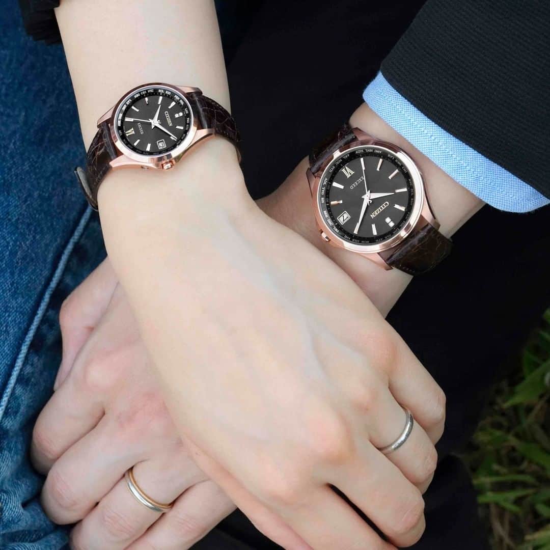 CITIZEN（シチズン時計）さんのインスタグラム写真 - (CITIZEN（シチズン時計）Instagram)「11月22日は「 #いい夫婦の日」 ・ 既に振り返りですが、今年は本当に色々ありましたね・・。 ・ 感謝を込めて、今年は大切な人との絆を感じるプレゼントを贈るのは いかがでしょうか？ ・ 『シチズン エクシード』で毎年発売し好評いただいている 「いい夫婦の日」限定ペアウオッチ。 ・ 今年は、シックなブラック文字板に、少し華やかなピンクゴールドをケースに備えた デザインです。 ・ 上質なワニ革バンドの組み合わせが、エレガントな印象を際立たせています。 ・ 文字板12時の位置にセッティングされた2ポイントのダイヤモンドもさりげなくきらめきます。 ・ そしてこれは余談ですが、、。文字板の6時を示すインデックス「Ⅵ」は、幸運の到来を暗示するタロットカードの大アルカナ6番「The Lovers」の正位置も表現しているのです😳 ・ クリスマス時期はお店が混みあいますので、プレゼント選びも早めに下見を済ませることをオススメします😀オンラインストアにもお取り扱いございます✨ ・ 時計の詳細は　@citizenwatchjp ストーリーズよりご覧くださいね！ ・ ちなみに、ペアウオッチですが単品でのご購入も勿論可能です！ ・ 【時計　シチズン エクシード　EC1122-02E ¥165,000(税込) (税抜価格 ¥150,000)】 ・ 【時計　シチズン エクシード　CB1082-06E ¥165,000(税込) (税抜価格 ¥150,000)】＊数量限定各600本 ・ #citizenwatch #citizen #watch #instawatch #instalike #instafashion #時計 #腕時計 #シチズン #wristwatch #秋小物 #腕時計くら部 #腕時計好き #エクシード #シチズンエクシード #citizenexceed #アクセサリー #マイシチズン 　　#手元倶楽部 　#自分へのご褒美 #時計好きな人と繋がりたい　#sakurapink　#ペアウォッチ 　#クリスマスプレゼント #プレゼント #シンプル #シンプルコーデ　＃クリスマスギフト　#ブラックコーデ」11月19日 20時00分 - citizenwatchjp