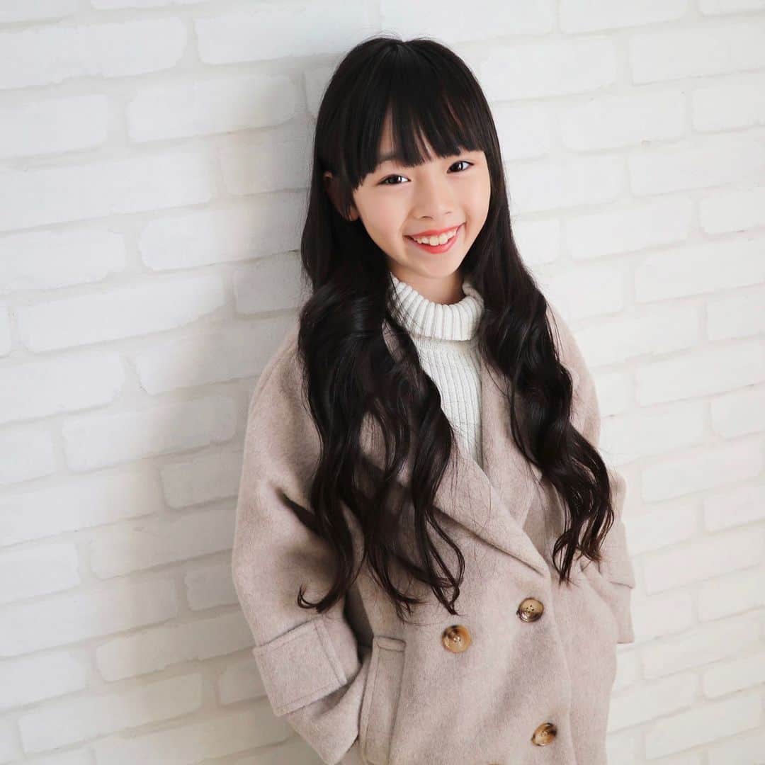 Akiのインスタグラム：「11/19 ・ クリスマスプレゼントが 決まらない🎅🎄 ・ ・ 👧🏻「日輪刀がほしい」 👨🏻‍🦱「ママ専用Switchになっちゃってるし、Switch Liteにすれば？」 ・ 意見が合わない さぁどうする ・ ・ 過去のプレゼント(誕生日含む)で 娘がわりと長く遊んだ＋現役のオモチャ達を 今回は勝手にご紹介しておきますので ・ お悩み中の方ご参考までにどうぞ✍️ ・ ・ ☑︎メイクボックス(超現役) ☑︎Amazonのキッズ向けタブレット(超現役) ☑︎子ども用デジタルカメラ(超現役) ・ ☑︎マジカルポッド(現役) ☑︎アクアビーズ(現役) ☑︎からふるくみくる(現役) ・ ☑︎アコースティックギター(冬眠中) ☑︎たまごっち(冬眠中) ・ ・ ・ 今日の娘服は  @urbancherry_ でGETした ダブルボタンチェスターコート👧🏻 ・ 生地厚めで作りがしっかりしてるのに 良心的なお値段🥺 ・ 最高🥺✌️ ・ ・ ・ ・」