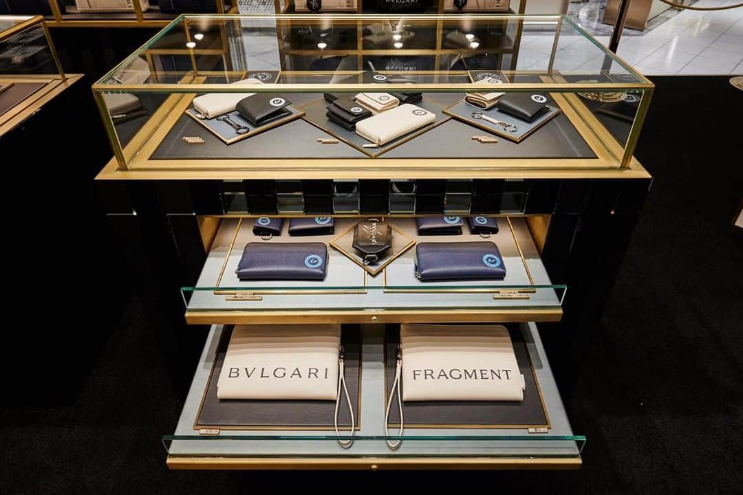 のインスタグラム：「〈ブルガリ〉と藤原ヒロシによる新たなカプセルコレクション  「ストリートファッションのカリスマ」の異名をとる藤原ヒロシ氏と、ローマのハイジュエラー〈BVLGARI/ブルガリ〉がコラボレーション。 〈FRAGMENT × BVLGARI 〉が誕生しました。 限定のバッグとアクセサリーのメンズコレクションは、同イベントが先行販売となります。  FRAGMENT × BVLGARI ■開催中〜 11月24日(火) ■本館1階 ザ・ステージ  本イベントの情報は @isetan_shinjukuストーリー「POP UP」またはこちらから▼ https://www.mistore.jp/shopping/feature/luxury_f2/bvlgaristage_w_lx.html  @bulgari @fujiwarahiroshi @isetanluxury #bvlgari #fragment #fragmentbvlgari #capsulecollection #fashion #mode #slg #smallleathergoods #menscollection #isetan #isetanshinjuku #ブルガリ #フラグメント #フラグメントデザイン #藤原ヒロシ #伊勢丹ポップアップ #イセタン #伊勢丹 #伊勢丹新宿 #伊勢丹新宿店 #新宿伊勢丹 #三越伊勢丹オンラインストア」