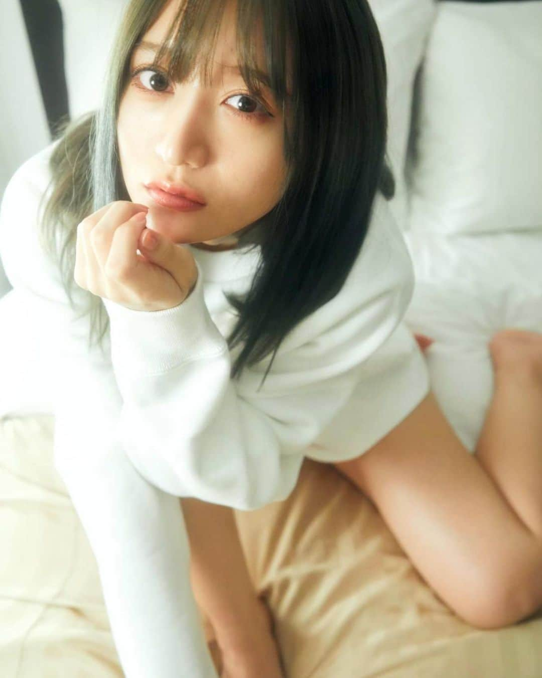 星奈あいさんのインスタグラム写真 - (星奈あいInstagram)「わたし痩せたいんだよねとか、コンプレックスを提示されたとき なんて言うのが正解だと思いますか こうしたら痩せるよ、とか太ってないよ細いよ、とかがんばってね、とかいろいろあるじゃん 正解はあ、日による、です わたしの場合です 褒められて伸びたい👼💓  #ポートレート#星奈あい#部屋着#部屋着女子#ダイエット#撮影#カメラ#写真##セルフヘアカラー#カメラマン#私服#私服コーデ#日常生活#攝影日記#人像攝影#攝影師#拍照#人像摄影#攝影日常#좋아요#소통그램#패션화보」11月19日 20時00分 - hoshina_r18