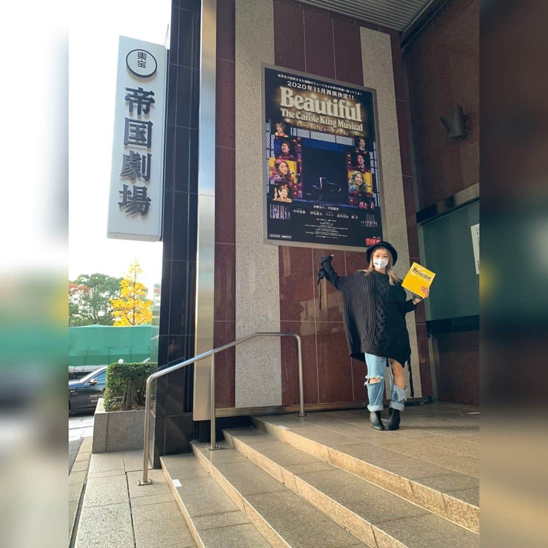 倖田來未さんのインスタグラム写真 - (倖田來未Instagram)「.﻿ 本日、水樹奈々さん主演のミュージカル『ビューティフル』を鑑賞してきました！！﻿ 久しぶりのミュージカルだったのですが、やはりいーですね！！﻿ 歌い方も、普段の奈々さんとは違う感じでまた新たな才能がてんこ盛りでした！！とにかく声の伸びがすごかったー。﻿ ﻿ 声優の時の奈々さんの作品もすごく好きで必ず、吹き替え版で見るくらいでございまして。﻿ 命を吹き込む声優さんのすごさをYouTubeで見たりと。﻿ いやぁ、尊敬です。。﻿ ﻿ FNS歌謡祭でもコラボさせていただくことが発表になりました！！﻿ 「innocent starter」「you」をメドレーで披露させて頂きます！﻿ ﻿ 12/2(水)よる6時30分〜「FNS歌謡祭 第1夜」﻿ 是非とも楽しみにしていてください！！﻿ ﻿ #水樹奈々 さん #ミュージカル #ビューティフル #beautiful #帝国劇場 #fns #コラボ #kodakumi #倖田來未﻿ #グッズ #マスク #使い過ぎて #プリント #薄く #なってます #爆笑」11月19日 20時01分 - kodakumi_official