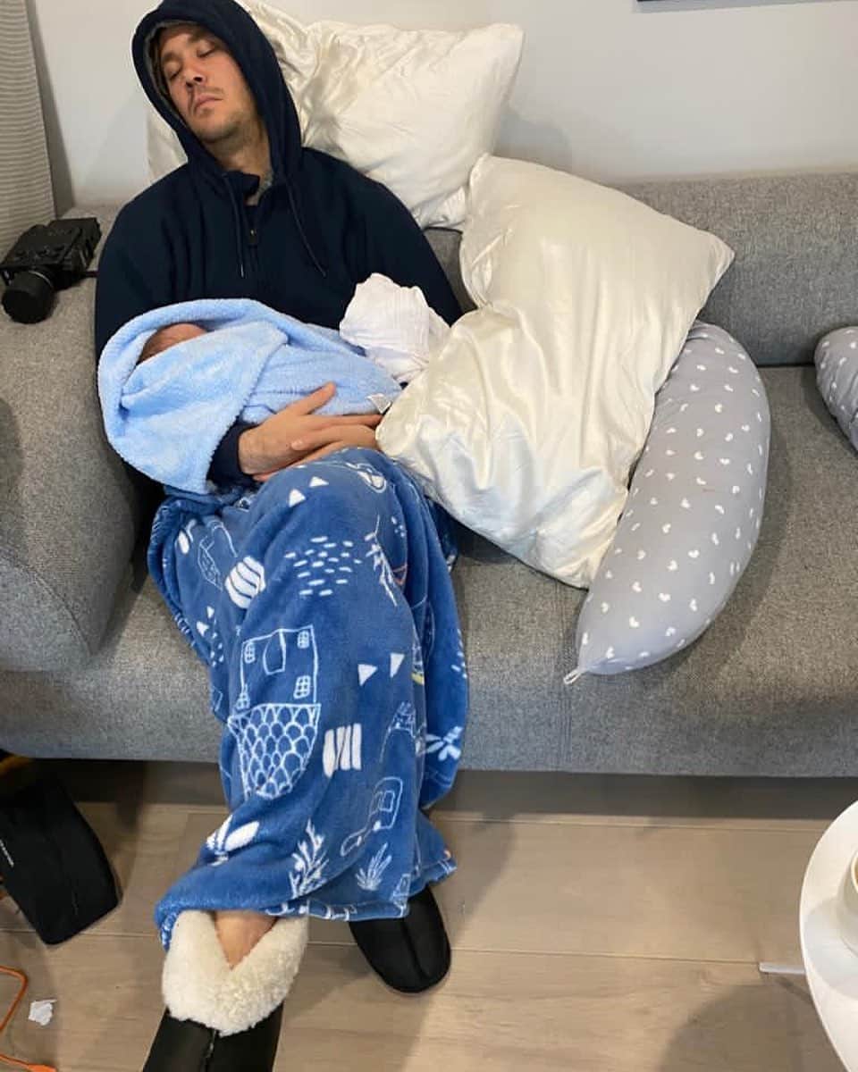 のインスタグラム：「Newborn baby. Such a vibe, so easy.... #wellrested 😂」