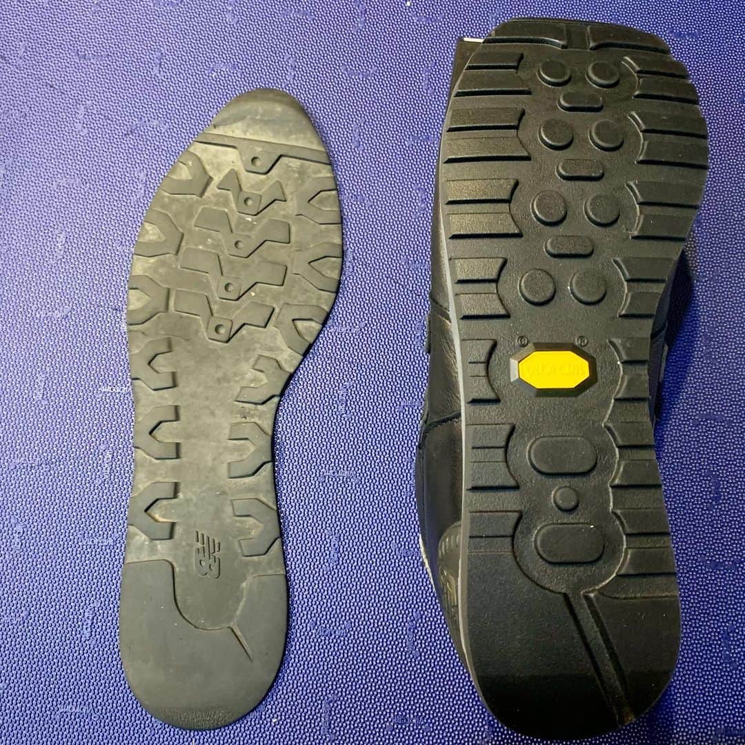 Sneaker At Randomさんのインスタグラム写真 - (Sneaker At RandomInstagram)「梅本です。 本日はニューバランスのリソール（アウトソールの貼り替え）を行いました。 ビブラムソールに変えるとオリジナルとは違った良さがありますね(^^)  #アンジェラスペイント#Angelus Paint#スニーカー好き#スニーカーアトランダム #スニーカー #スニーカー修理 #修理職人 #市川 #本八幡 #大阪 #心斎橋 #sneakeratrandom #sneaker #shoestagram #repair」11月19日 20時07分 - sneaker_at_random
