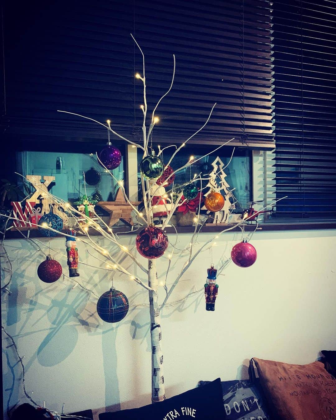 上村知世のインスタグラム：「今年はシンプルなツリーに🎄 サンタさんくるかな？w🎁 #クリスマスツリー」