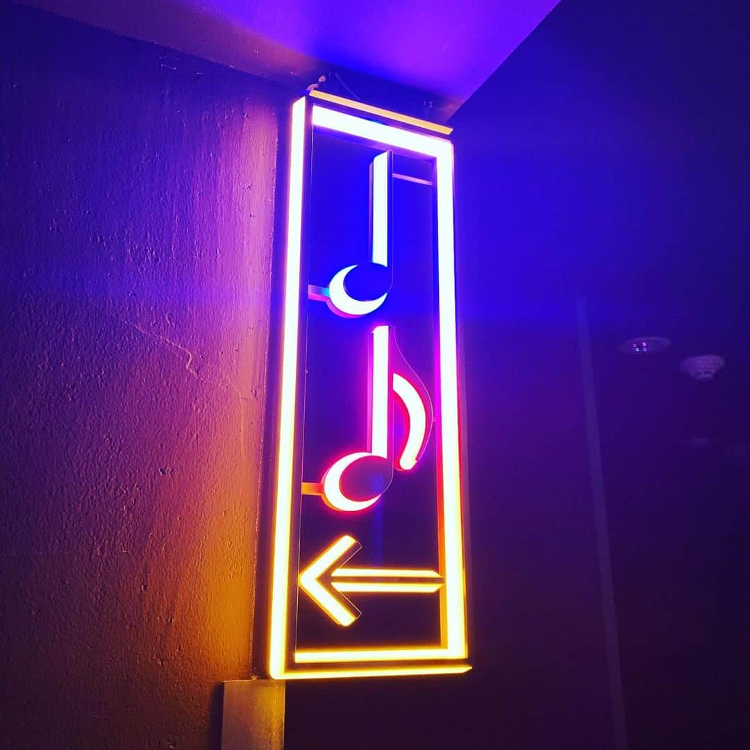 YURIのインスタグラム：「本日は#久保田利伸 @Bluenote 極上のライブ3日目❣️ファンキーさの中にある優しい歌声。一緒にハーモニーで歌えるって幸せやなぁ〜🙌🏻🎼🥰今日、明日、私もエンジョイしながら歌、フルート、頑張る💪🏻 Back with the #legend, @toshinobu_kubota @bluenotetokyo !! Feels so good♥️」