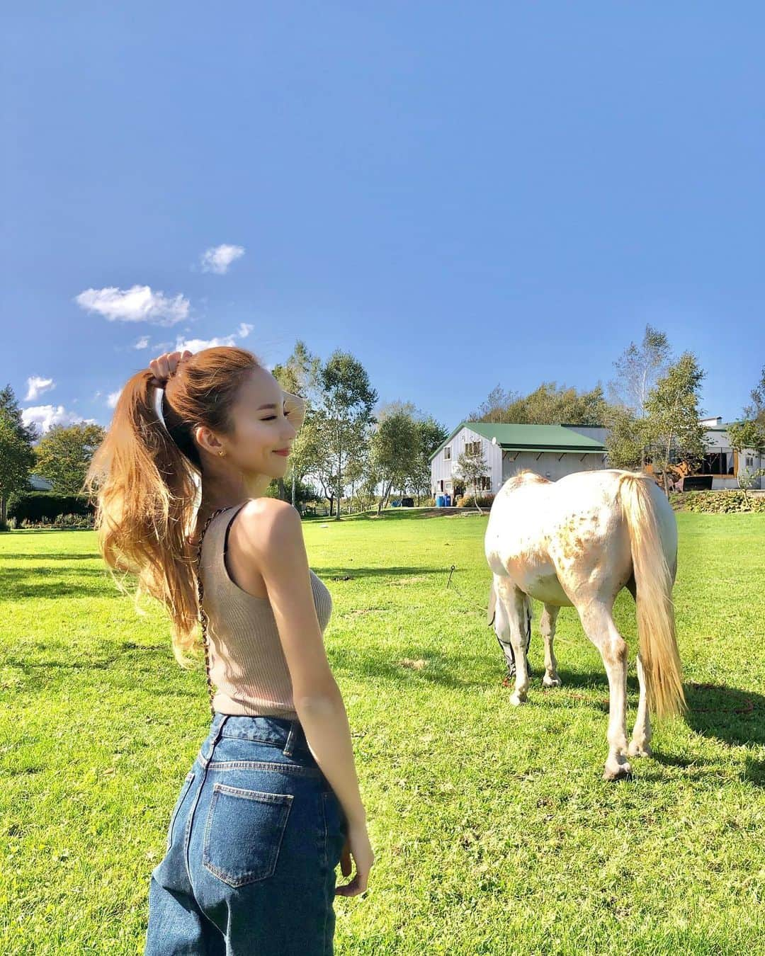 武田静加さんのインスタグラム写真 - (武田静加Instagram)「. . . 🐄北海道 Set up @aclent_official  湖で爆風だったんだけど 楽しそうだったから思い出に📸✨ . . . 🐴写真撮ったんだけど なかなか怖くて触れなかったの（笑） 最後やっと触れるようになったんだぁ❤️！ . . . #武田静加#北海道#hokkado#🐄#🐮 #hairmake#make#makeup#カラコン#ヘアメイク#メイクアップ#style#巻き髪#winter #秋#冬#japan#日本#海#sea#支笏湖」11月19日 20時12分 - takedashizuka0517