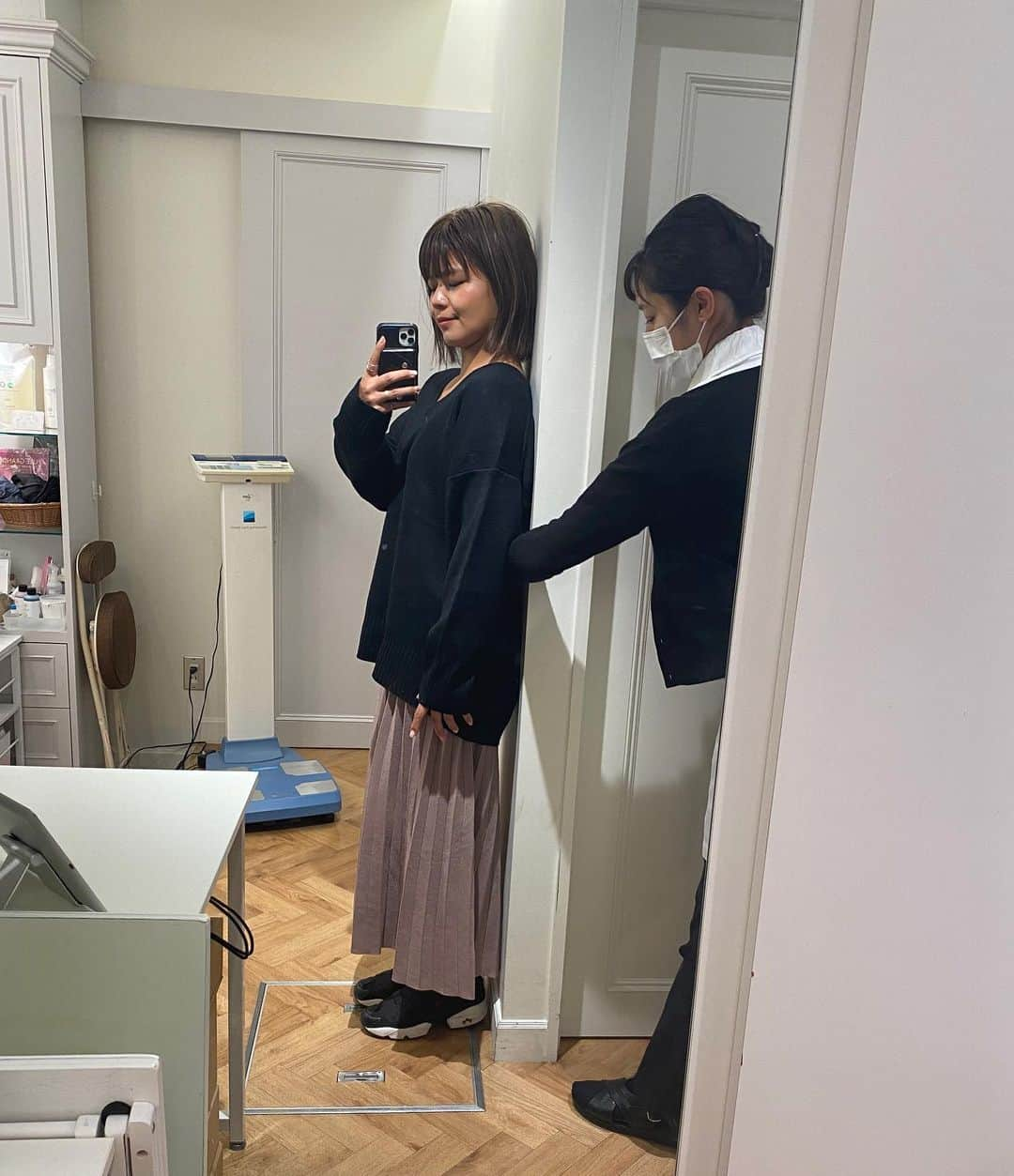 クロさんのインスタグラム写真 - (クロInstagram)「先日ダイアナサロンへ @diana_solutionforlife﻿﻿﻿﻿﻿﻿ ﻿﻿﻿﻿ 自分サイズの補整下着をつけることはや1か月！！！﻿﻿﻿﻿ ﻿﻿その後の体型の変化をチェックしに再度サロンへ〜！！﻿﻿﻿﻿ 定期的に私の身体の隅々まで知ってくれているプロポーションコンサルタントの荒川さんとこうして会えること、美意識を保って、知識を確認してさらなる知識をいただくためにもとっても大切🥺👏🏽﻿﻿﻿﻿ ﻿﻿﻿﻿ そして360度3Dカメラで全身のサイズをくまなくチェック…すると、、、﻿﻿﻿﻿ ﻿﻿﻿﻿ なんと、、、😳😳😳﻿﻿﻿﻿ 食生活や日頃から姿勢を気にしたり補整下着をつけることでバストに変化が、、、﻿﻿﻿﻿ （正直パットのない下着をつけるのはほぼ初めてだったので普段の生活も不安なこともたくさんあった！でも、ダイアナの下着は肩紐で支えない、ワイヤーでしっかりと支えてくれる下着、さらに姿勢も良くしてくれちゃう！！パットが入っていなくてもしっかりと胸を持ち上げて包み込んでくれたので気にせず日々つけることができました〜！！！）﻿﻿﻿﻿ ﻿﻿﻿﻿ アンダーバストの位置が床から0.5cm上がっていたのと、バストトップのサイズが1.5cmも大きくなっていたの😳😳😳﻿﻿﻿﻿ 体重自体は痩せていたのにこんなことってある〜！！！！？﻿﻿﻿﻿ 目の前で起こったことに驚きを隠せませんでした。﻿﻿﻿﻿ やっぱり身体って正直！！﻿﻿﻿﻿ そのまんま答えてくれるんだね。﻿﻿﻿﻿ その他にも下半身は運動を日々重ねていたのでヒップのトップの位置が「2.5cm」も上がっていたよ😭👏🏽👏🏽﻿﻿﻿﻿ これはこれはアラサー嬉しい！！！！！﻿﻿﻿﻿ ﻿﻿﻿﻿ そして、荒川さんと話しながら気づいたこと。荒川さんからアドバイスもらっていた﻿﻿﻿﻿ 「お風呂の温度を39ー40度にする」っていうのがもう日常にしっかりと刷り込まれていて、誰に言ってもらったかって忘れるくらいに自分のモノに習慣にできていたということ！﻿﻿﻿﻿ これがほんとのことだなぁと思ったよ！﻿﻿﻿﻿ ﻿﻿﻿﻿ この日も私の反り腰や前傾姿勢に対するアドバイスとして﻿﻿﻿﻿ 出かける前に壁に全身をくっつけてお腹に力を入れて腰を壁につける意識をする。﻿﻿﻿﻿ 手をひっくり返して肩を回して出かけると1日その姿勢で意識ができる！！﻿﻿﻿﻿ という新たな裏技も教えていただき、早速生活に取り入れているし﻿﻿﻿﻿ ﻿﻿﻿﻿ お料理の面では﻿﻿﻿﻿ 「生姜と豚肉を意識すること」を何度も伝えてもらうことで生活に取り入れ習慣にすることができるように♩﻿ 体温上昇、免疫力アップ、疲れにくくする身体作りを提案してもらいました😤💪🏽﻿﻿﻿﻿ ﻿ こうやって一人で過ごしていたら、忘れていってしまうことにも気づかせてもらえて、優しく親身になってアドバイスくれるこのマンツーマンが本当に「美」に対してとっても重要だなと感じました！！！﻿﻿﻿﻿ 私もこのご縁を大切に今後も3Dスキャナーで定期的に体を測定してもらったり、荒川さんにお話聞きに来たいなと思いました。﻿﻿﻿﻿ 本当にありがとうございました〜😚🙏🏽✨✨﻿﻿﻿﻿ ﻿﻿﻿﻿ 最後に、ダイアナサロンでは12月10日まで、初回体験キャンペーンを実施しています😎👏🏽👏🏽﻿﻿﻿﻿﻿﻿ 1,650円でダイアナサロンの体験が可能です🙏🏽 ✨✨﻿﻿﻿﻿﻿﻿ ﻿﻿﻿﻿﻿﻿ #プロポーションづくりのダイアナ #体型記録 #ダイアナ #着るエステ #補整下着 #ダイアジェンヌ #リセグラマラス #ダイアナ_PR」11月19日 20時21分 - kuro_risa