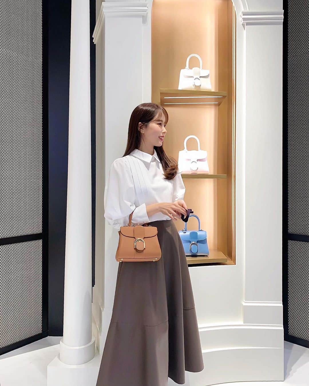 ハンナミのインスタグラム：「🌛 11.20 心斎橋PARCOにオープンする @delvaux の内覧会へ行ってきました ❄︎  心斎橋店 限定の ピンク色のBrillant mini もすごく かわいくて じーっと眺めてた✨  (3枚目の形も、実はずっと気になってる😌)  #delvaux #delvauxshinsaibashiparco #デルヴォー #デルヴォー心斎橋パルコ」