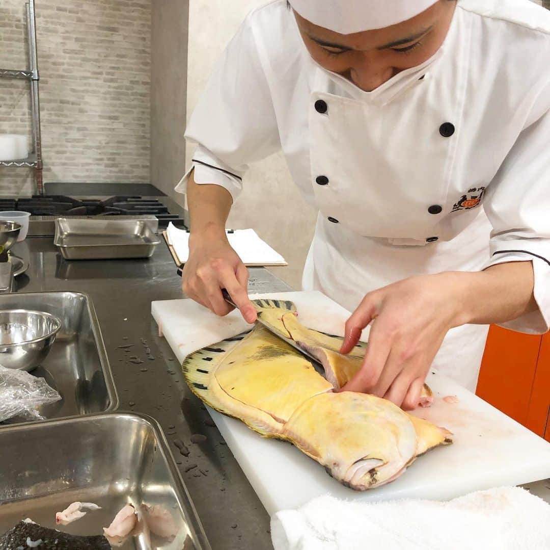 札幌ベルエポック製菓調理専門学校【公式】さんのインスタグラム写真 - (札幌ベルエポック製菓調理専門学校【公式】Instagram)「製菓・調理師科1年生  白老町のマツカワカレイを使った 特別授業‼️  マツカワカレイは「幻の高級魚」🐟✨ 皮膚が松の皮に似ていることから 「マツカワ」と呼ばれるように。  ちょうど今が旬のマツカワカレイは 身が太く、締まりも良く、歯応えも抜群🙆‍♀️ ご提供くださった白老町のみなさま ありがとうございます‼️  講師のマルコ先生に教わりながら 「セヴィッチェ」を作りました👏 セヴィッチェ(Ceviche)は南アメリカで よく食べられている、スパイシーな マリネのようなもの。 バケットと食べると美味🙆‍♀️🙆‍♀️🙆‍♀️  今回学んだ、扱い方をしっかり身につけ 来年の卒業制作や将来の就職先などで 活かしていきましょう💪  #ベルエポック  #おでかけ授業 #特別授業 #業界直結 #プロから学ぶ #本物 #学び #製菓  #調理  #カフェ  #製菓調理専門学校ベルエポック #衛生管理  #食材教育 #札幌ベルエポック製菓調理専門学校 #いろいろな体験と #たくさんの出逢い #可能性が広がる #ベルエポック #学ぶ #身につく #技術 #instagram」11月19日 20時15分 - belle_foods