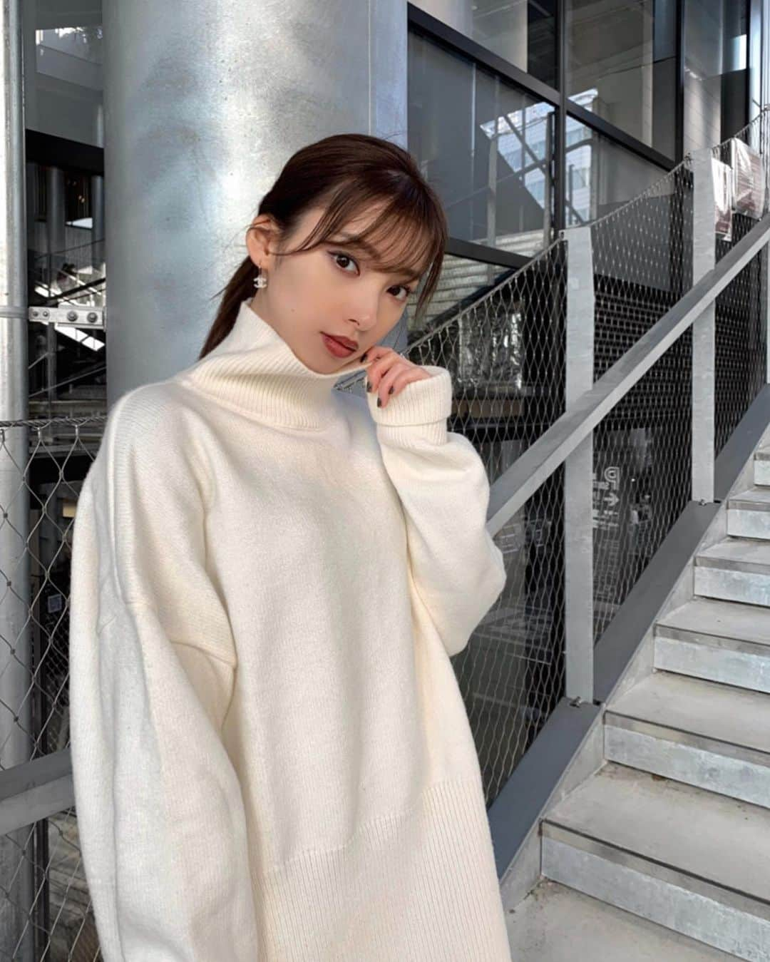 谷川菜奈さんのインスタグラム写真 - (谷川菜奈Instagram)「153cmコーデ🤍☁️ タートルネック大好き！ 後ろのスリットも可愛い☺︎ @fifth_store  #outfit#153cmコーデ#低身長コーデ #fifth#fifthtl#ホワイトコーデ#フィフス #バックスリットタートルニット」11月19日 20時15分 - pechi.130