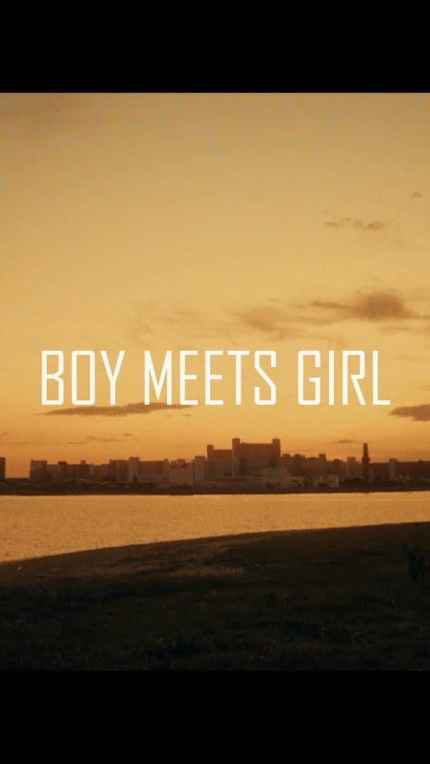 Pimm's【公式】のインスタグラム：「Pimm's『BOY MEETS GIRL』 2020年11月1日リリースのPimm's最新曲「BOY MEETS GIRL」のミュージックビデオを公開！！  Music Video：https://youtu.be/dsiLWYjHLAg Download Link：https://linkco.re/etUpV5U5  ▼「BOY MEETS GIRL」 Lyrics: KO-JI ZERO THREE Music: Hidetoshi Nishihara Arranged by Hidetoshi Nishihara Song: Pimm’s Produced by KO-JI ZERO THREE  Music Video ■監督 KOJI ZERO THREE ■助監督 中嶋 淳志  Ah Ah Blue time プラスマイナスの無い感情は あの日々に溶けていく 後悔に慣れたら 君の声 いつかまた 聞こえる日が来るだろう  今１人 このサブウェイ 抜けたら見える 晴れる空 でもあまり上を見ない あぁ何故だ？  そう言えばあの夜から いつまでも泣いて 落ち葉の上靴を鳴らして生きている  サヨナラの続きは ここじゃないよきっと 次の朝へ  BOY MEETS GIRL ボクは世界中のラブソング集め 影を誤魔化せれば キミといれたかな？  BOY MEETS GIRL 広い世界だって聞いたよ 迷いながらも見つけれた キミのこと忘れはしないだろう  また今日も　あのバスが 追い越していく この過去(きず)も色変えていくのかな あぁ嫌だ  どうしたらレンガの壁みたく時隠して 裏切るより少しだけでも早く前に  サヨナラの日 キミも泣いていたんだきっと 胸の中で  BOY MEETS GIRL ボクは世界中のラブソング 集め影を誤魔化せれば キミといれたかな？  BOY MEETS GIRL 広い世界だって聞いたよ 迷いながらも見つけれた キミのこと忘れはしないだろう  現在(いま)を逃さず 青になる信号 間違えたっていい  Ah Ah Blue sky 光りある今日は無いものだらけ 願うのはキミのまま それだけだ  BOY MEETS GIRL ボクは世界中のラブソング 集め影を誤魔化せれば キミといれたかな？  BOY MEETS GIRL 二度と探しはしないよ 約束なら曖昧だけど キミのこと忘れはしないだろう  Wow Wow Wow あの日々に溶けていく あの日々に  Wow Wow Wow 願うのはキミのまま それだけだ そしてボクは行く」