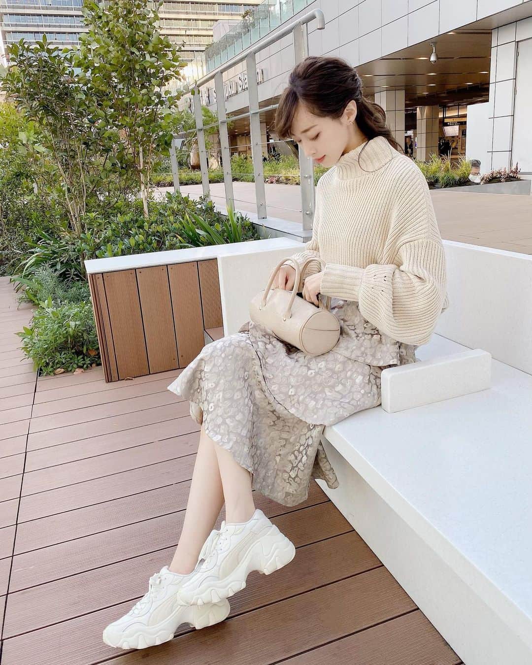 のインスタグラム：「. . . . 今日はお天気が良かったので GSTV終わりにお母さんと合流して 少し遠くまでお散歩🚶‍♀️🚶‍♀️🚶‍♀️ . 珍しく映え写真が撮れたのでアップ🥺笑 . GSTVはスニーカーがマストなので いつもこんな感じのコーデです👟♡ . . . #ロングヘア #自まつ毛  #美容 #スキンケア #美顔器 #racequeen #rq #カラコン #romand #ロムアンド #プーマ #トレーニング #ベージュコーデ #titivate #ティティベイト #スニーカーコーデ #puma #lilybrown #リリーブラウン #ニットコーデ #新宿カフェ #ハーフアップ #ヘアアレンジ #randa」
