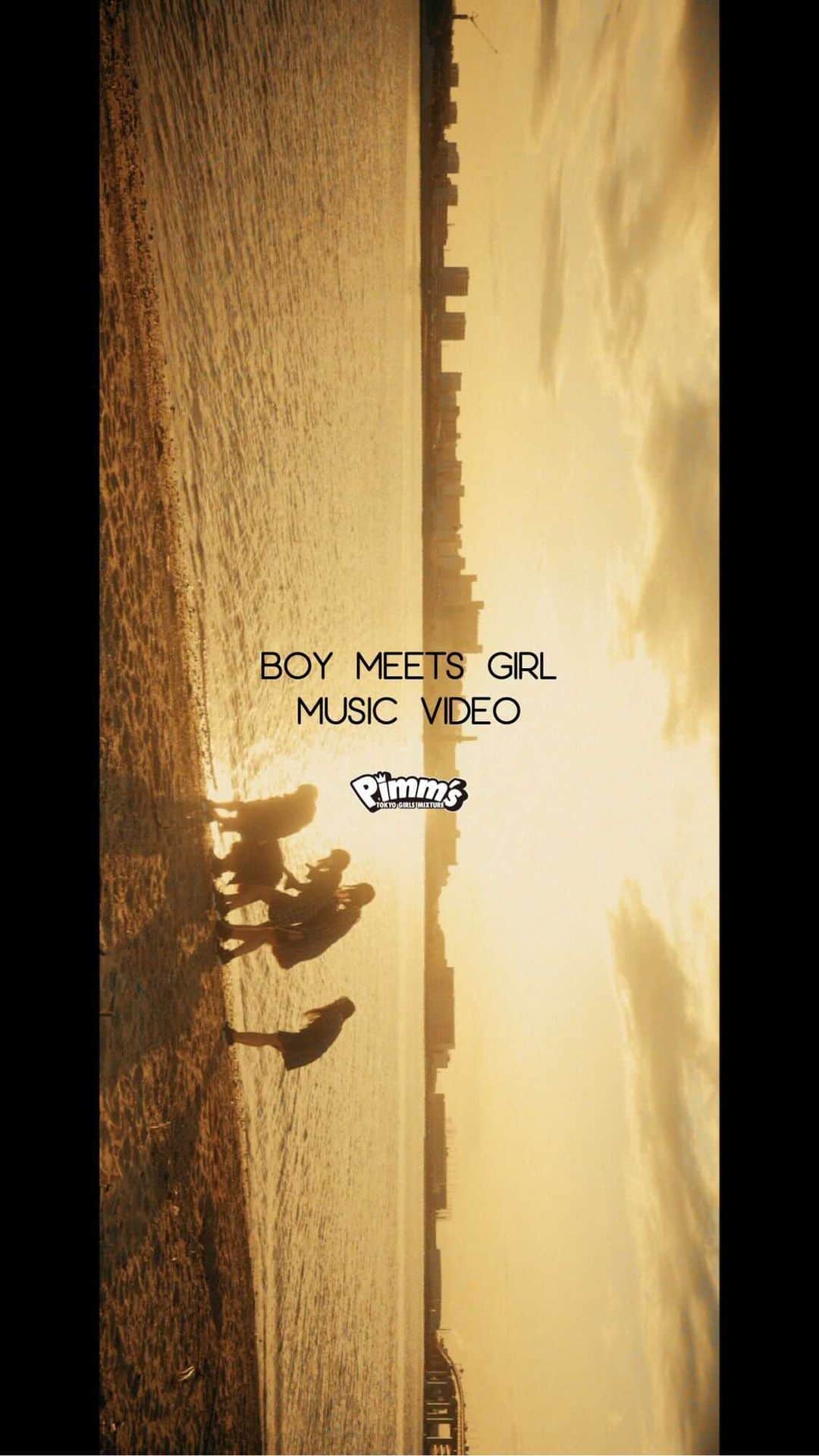 Pimm's【公式】のインスタグラム：「2020年11月1日リリースのPimm's最新曲「BOY MEETS GIRL」のミュージックビデオを公開！！  Music Video：https://youtu.be/dsiLWYjHLAg Download Link：https://linkco.re/etUpV5U5  ▼「BOY MEETS GIRL」 Lyrics: KO-JI ZERO THREE Music: Hidetoshi Nishihara Arranged by Hidetoshi Nishihara Song: Pimm’s Produced by KO-JI ZERO THREE  Music Video ■監督 KOJI ZERO THREE ■助監督 中嶋 淳志  Ah Ah Blue time プラスマイナスの無い感情は あの日々に溶けていく 後悔に慣れたら 君の声 いつかまた 聞こえる日が来るだろう  今１人 このサブウェイ 抜けたら見える 晴れる空 でもあまり上を見ない あぁ何故だ？  そう言えばあの夜から いつまでも泣いて 落ち葉の上靴を鳴らして生きている  サヨナラの続きは ここじゃないよきっと 次の朝へ  BOY MEETS GIRL ボクは世界中のラブソング集め 影を誤魔化せれば キミといれたかな？  BOY MEETS GIRL 広い世界だって聞いたよ 迷いながらも見つけれた キミのこと忘れはしないだろう  また今日も　あのバスが 追い越していく この過去(きず)も色変えていくのかな あぁ嫌だ  どうしたらレンガの壁みたく時隠して 裏切るより少しだけでも早く前に  サヨナラの日 キミも泣いていたんだきっと 胸の中で  BOY MEETS GIRL ボクは世界中のラブソング 集め影を誤魔化せれば キミといれたかな？  BOY MEETS GIRL 広い世界だって聞いたよ 迷いながらも見つけれた キミのこと忘れはしないだろう  現在(いま)を逃さず 青になる信号 間違えたっていい  Ah Ah Blue sky 光りある今日は無いものだらけ 願うのはキミのまま それだけだ  BOY MEETS GIRL ボクは世界中のラブソング 集め影を誤魔化せれば キミといれたかな？  BOY MEETS GIRL 二度と探しはしないよ 約束なら曖昧だけど キミのこと忘れはしないだろう  Wow Wow Wow あの日々に溶けていく あの日々に  Wow Wow Wow 願うのはキミのまま それだけだ そしてボクは行く」