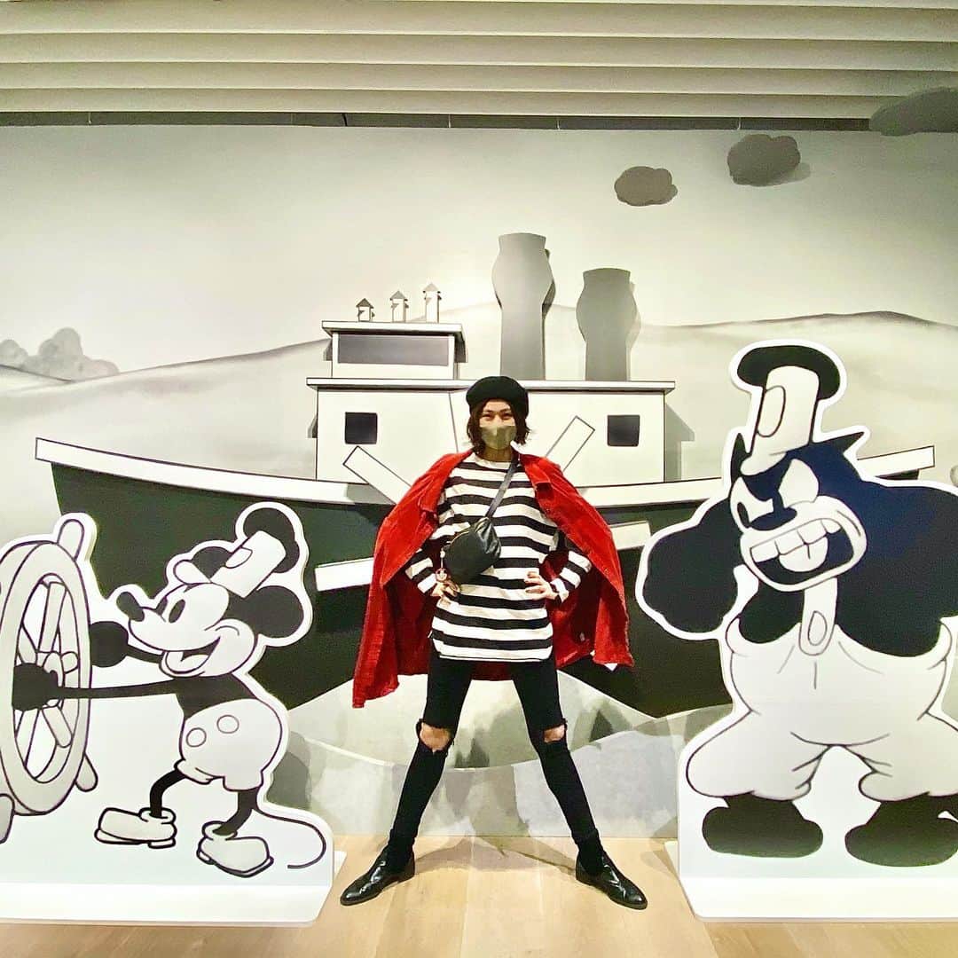 石井美絵子さんのインスタグラム写真 - (石井美絵子Instagram)「ちょっと久しぶりに森美術館へ🎨 ｢ミッキーマウス展」 たくさんのアーティストの方の 子供の頃の思い出に触れさせてもらって 懐かしさを共有させてもらえる。  それぞれ個人の思い出のはずなのに 自分の中にもある 懐かしさ  1つのテーマが いろんなアーティストさんたちによって 一気に多面的になる… とても好き…🌅 それぞれの愛に満ちて☺️  #ミッキーマウス展 #六本木森美術館 #六本木 #美術館巡り #ミカコ美術館」11月19日 20時20分 - mikako.ishii