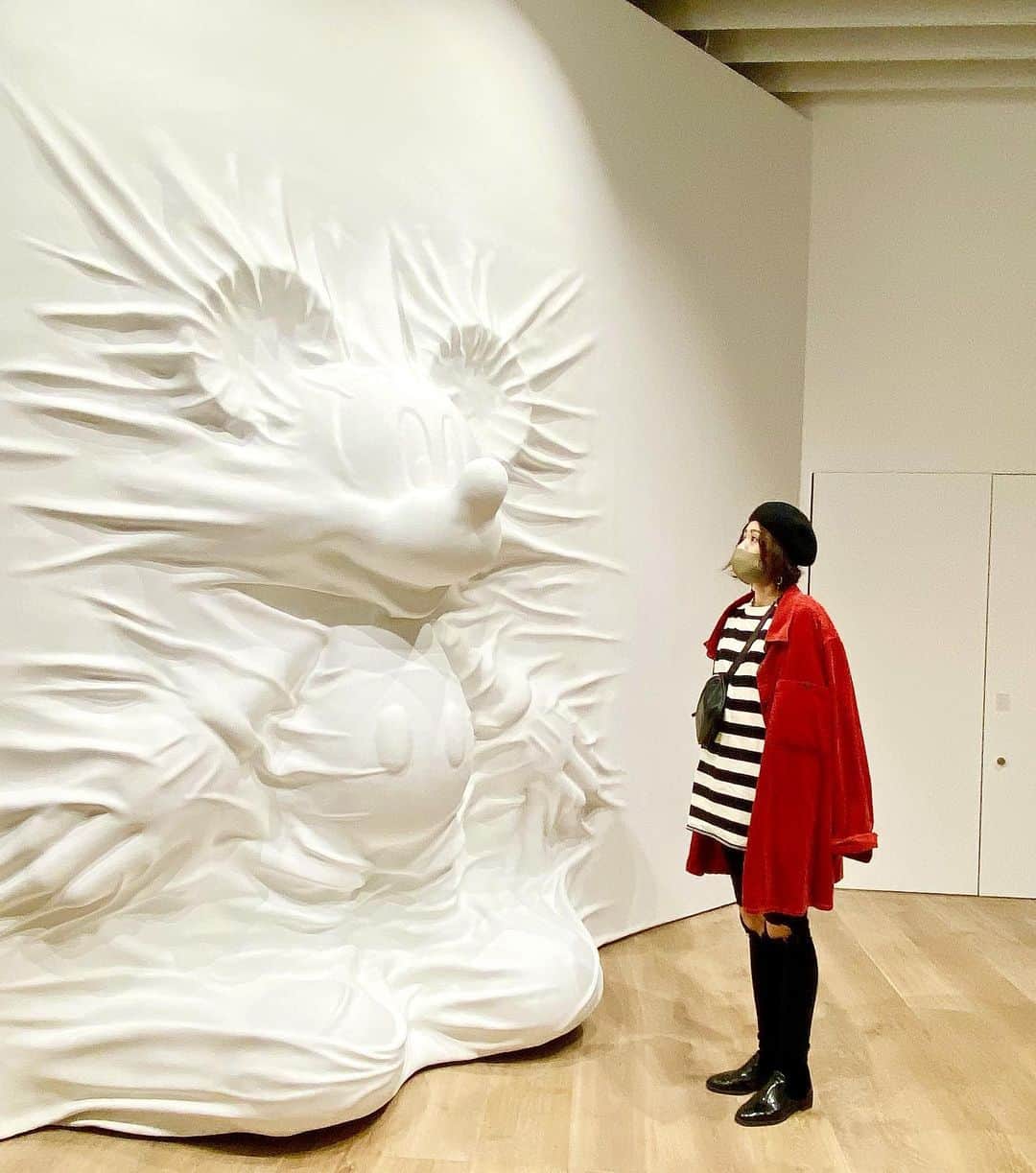 石井美絵子さんのインスタグラム写真 - (石井美絵子Instagram)「ちょっと久しぶりに森美術館へ🎨 ｢ミッキーマウス展」 たくさんのアーティストの方の 子供の頃の思い出に触れさせてもらって 懐かしさを共有させてもらえる。  それぞれ個人の思い出のはずなのに 自分の中にもある 懐かしさ  1つのテーマが いろんなアーティストさんたちによって 一気に多面的になる… とても好き…🌅 それぞれの愛に満ちて☺️  #ミッキーマウス展 #六本木森美術館 #六本木 #美術館巡り #ミカコ美術館」11月19日 20時20分 - mikako.ishii