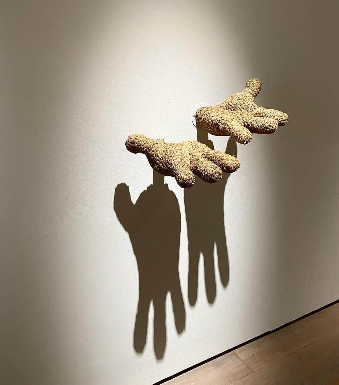 石井美絵子さんのインスタグラム写真 - (石井美絵子Instagram)「ちょっと久しぶりに森美術館へ🎨 ｢ミッキーマウス展」 たくさんのアーティストの方の 子供の頃の思い出に触れさせてもらって 懐かしさを共有させてもらえる。  それぞれ個人の思い出のはずなのに 自分の中にもある 懐かしさ  1つのテーマが いろんなアーティストさんたちによって 一気に多面的になる… とても好き…🌅 それぞれの愛に満ちて☺️  #ミッキーマウス展 #六本木森美術館 #六本木 #美術館巡り #ミカコ美術館」11月19日 20時20分 - mikako.ishii