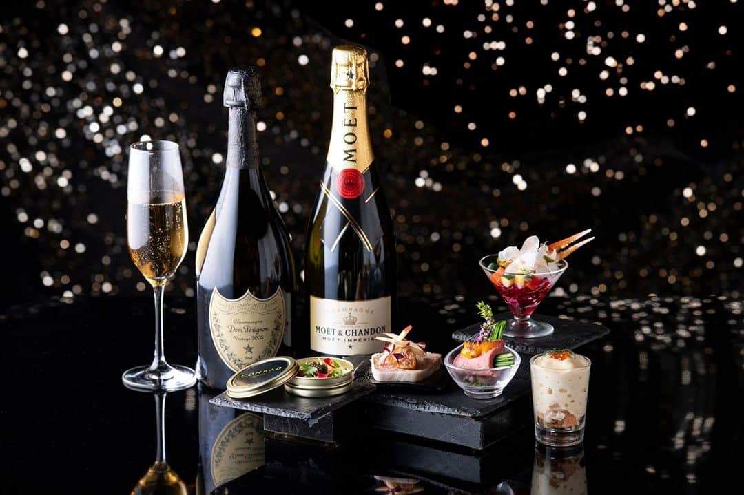 Conrad Tokyoのインスタグラム：「バー＆ラウンジ「トゥエンティエイト」では、今年もカウントダウンパーティーを開催いたします。旬の食材をふんだんに使ったカナッペや一年の締めくくりにふさわしい年越しそばもご用意。コンラッド東京のお食事券が当たる豪華ラッキードローのイベントも開催いたします。 Ring in the New Year in style at TwentyEight’s exclusive New Year’s party. While you wait for midnight, you can dine on delicious foods, enjoy free-flow champagne, and take in the stunning view from the 28th floor of Conrad Tokyo.  Share your own images with us by tagging @conrad_tokyo ————————————————————— #コンラッド #コンラッド東京 #ホテル #東京 #銀座  #冬 #港区 #ホテルラウンジ #トゥエンティエイト #パーティー #年越し #カウントダウン #バー #シャンパン #Conrad #Hotel #Tokyo #Conradtokyo #Ginza #Winter #Minatoku #Travel #Lounge #Twentyeight #Newyearseve #Party #Countdown #bar」