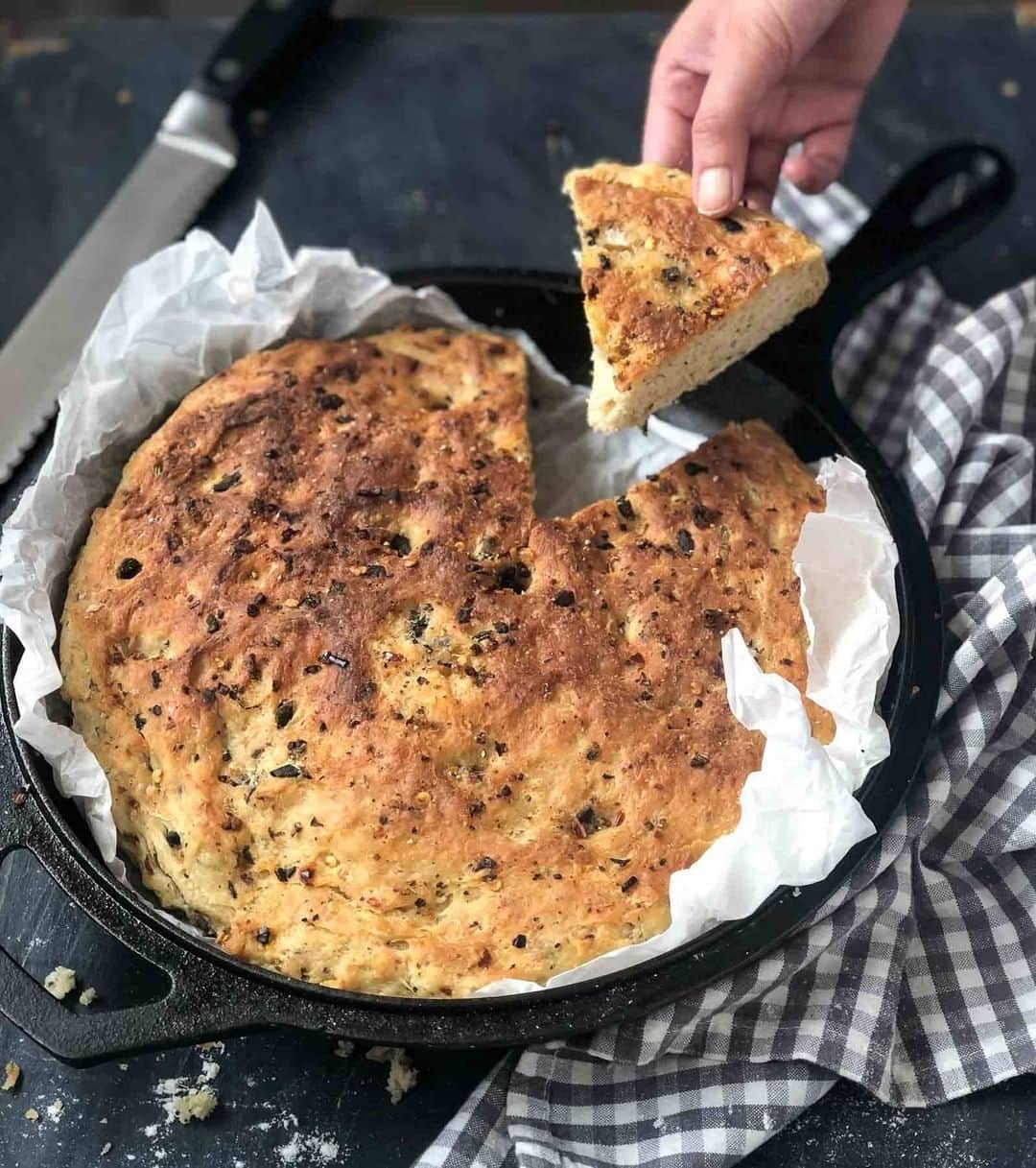 Archana's Kitchenさんのインスタグラム写真 - (Archana's KitchenInstagram)「This Roasted Garlic No Knead Skillet Bread is a simple bread recipe that is baked in a skillet. This delicious bread does not required any kneading. The bread gets its flavour from the olives and the garlic that is roasted. Serve it alongside your tea as a evening snack or along with soup for a continental dinner :) Get the recipe from the smart.bio link in my profile @archanaskitchen . . . . . . #recipes #easyrecipes #snacks #teatime #teatimesnacks #patty #archanaskitchen #healthyeating #highprotein #eatfit #cooking #food #healthyrecipes #foodphotography #recipeoftheday #comfortfood #deliciousfood #delicious #instayum #food」11月19日 20時30分 - archanaskitchen