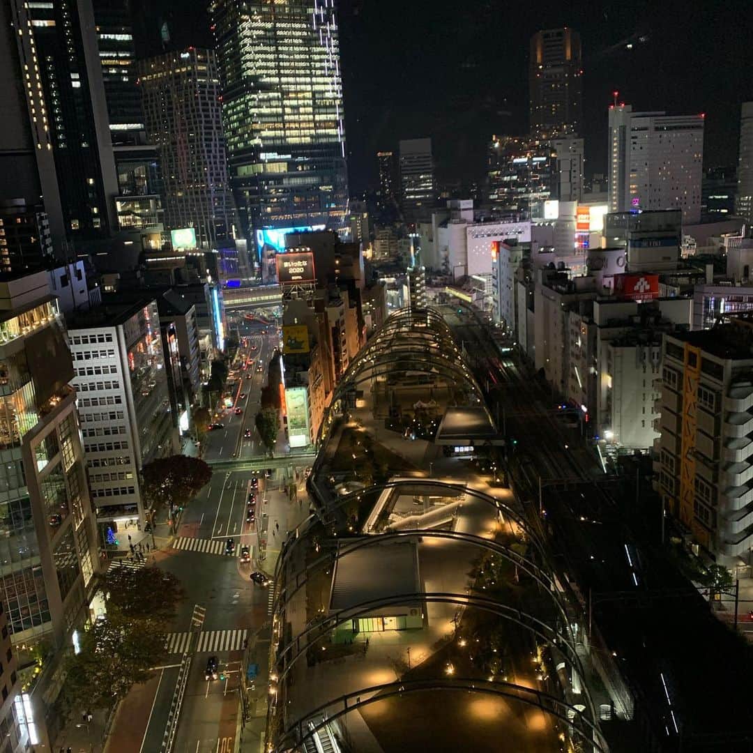大倉士門さんのインスタグラム写真 - (大倉士門Instagram)「こないだ渋谷のミヤシタパークのホテルに2人で泊まった。家から近いホテルに泊まるホテルはなんか変な感じがしたけど、景色最強すぎてびっくり。たまには良き良き。」11月19日 20時23分 - shimonsmile