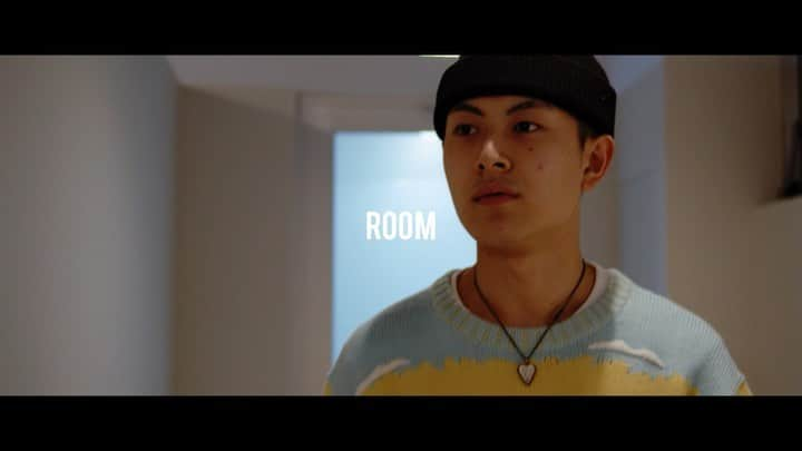 room onziemeのインスタグラム：「💈🗣💈﻿ ﻿ - Well Groomed -﻿ ﻿  ROOMが独自にピックアップした「イケてる」﻿ アーティスト、クリエイターをゲストに迎え、﻿ ヘアサロンを舞台に対話の中で﻿ 素顔を紐解いていくトークセッションシリーズ。﻿ ﻿ ﻿ 📃ご予約名  空音﻿【@sorane_c6c﻿】 ﻿ 今回のご予約者は﻿ 今、若者に絶大な人気を誇る【空音】が登場﻿ 普段、あまり語られないプライベートな話や﻿ 将来の展望など、﻿ スタイリスト【Kazushi Matsuda】が﻿紐解いていく。﻿ ﻿  ﻿◽️Contents ▶︎オーダー　　　 ﻿ ▶︎恋愛について﻿ ▶︎将来の展望について　﻿ ▶︎ヘアセットについて﻿ ▶︎好きな音楽について﻿ ▶︎最新情報について﻿ ﻿ ﻿ ↑本編はプロフィールURL内﻿ 「YouTubeチャンネル」にてチェック。﻿ ﻿ --------------------------------------------﻿ #room_jp #空音」