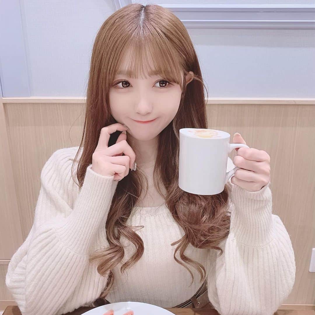田口未彩のインスタグラム：「☕️  サンリオカフェ行った時の🤍  #サンリオカフェ　#マイメロカフェ　#サンリオ　#マイメロ　#カフェ　#巻き髪　#ブラウンカラー」
