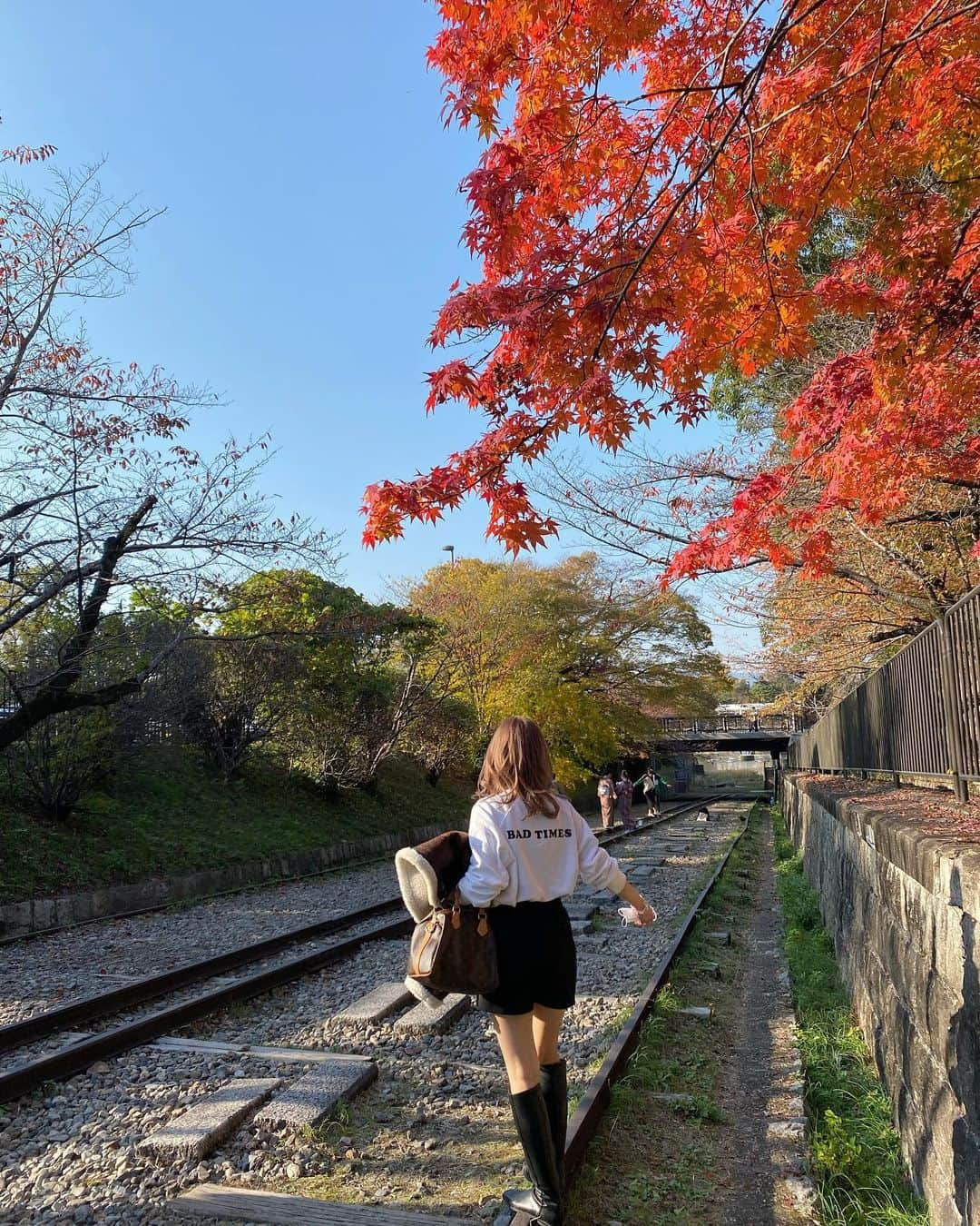 高田茉実さんのインスタグラム写真 - (高田茉実Instagram)「すこしだけ京都では 紅葉みれた🍁 tops @lilou__official  outer @lilou__official  boots @lilou__official  bag @louisvuitton   着用アイテムは本日21:00から 再販します◎」11月19日 20時38分 - __mamico